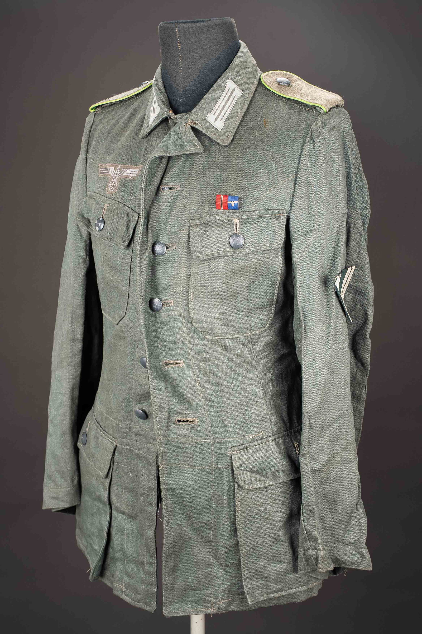 Vareuse de treillis Panzergrenadier. German jacket.: Vareuse de treillis de Panzergrenadier. En tissu coton treillis Feldgrau. Tous les boutons sont presents et majoritairement en couleur d origine. Pattes d epaules homogene de Panzergrenadier. Litzen c