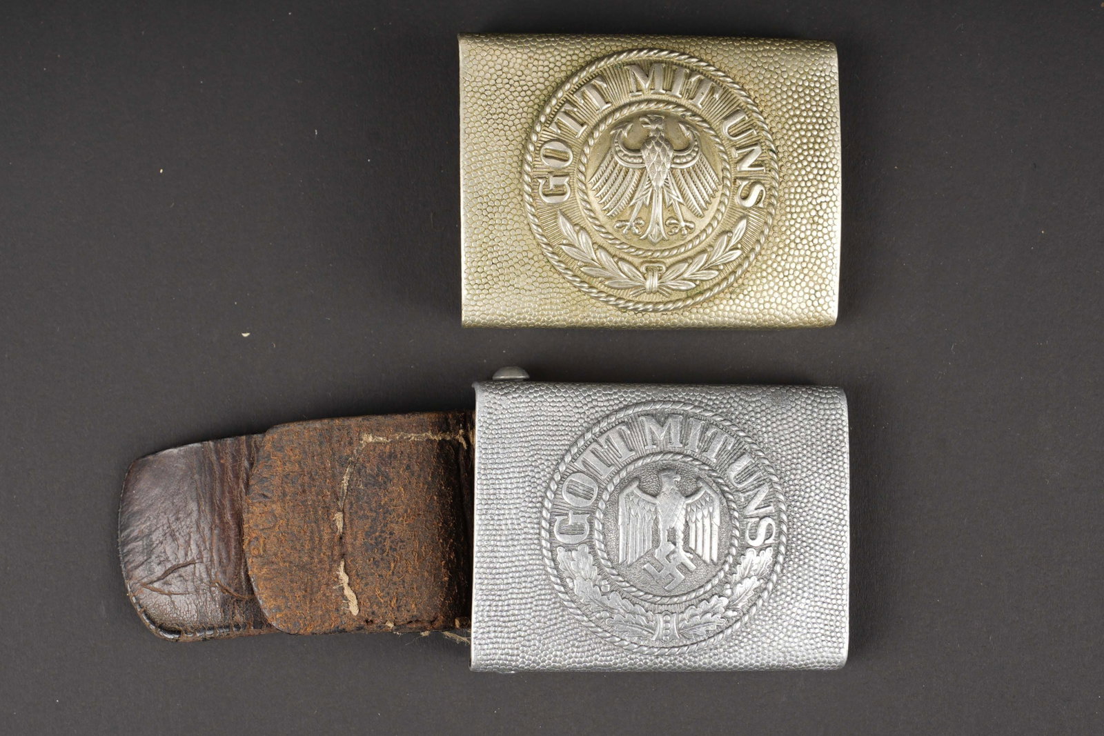 Boucle de ceinturon Heer. German belt buckle: Boucle de ceinturon de la Heer. En aluminium grenele. Fabrication SHU CO 40. Patte en cuir decousue et fortement usee. Sans marquages visibles. A noter une certaine usure et patine de la piece. On y