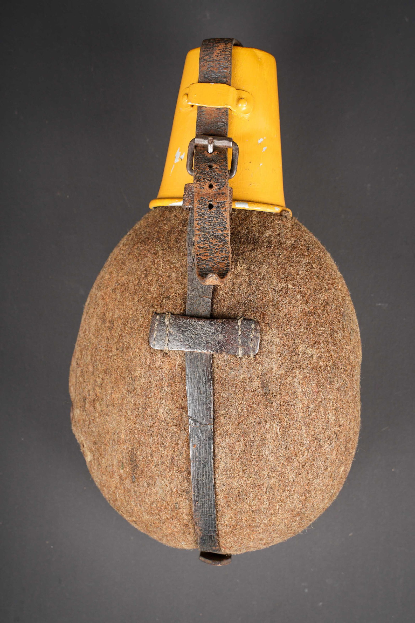 Gourde allemande. German canteen: Gourde allemande. En aluminium, bouchon complet, marquages G&GL 35. Bouchon marque M6/2/39. Housse en feutrine. Les boutons pression sont fonctionnels, mais fragilises. Harnais en cuir complet.