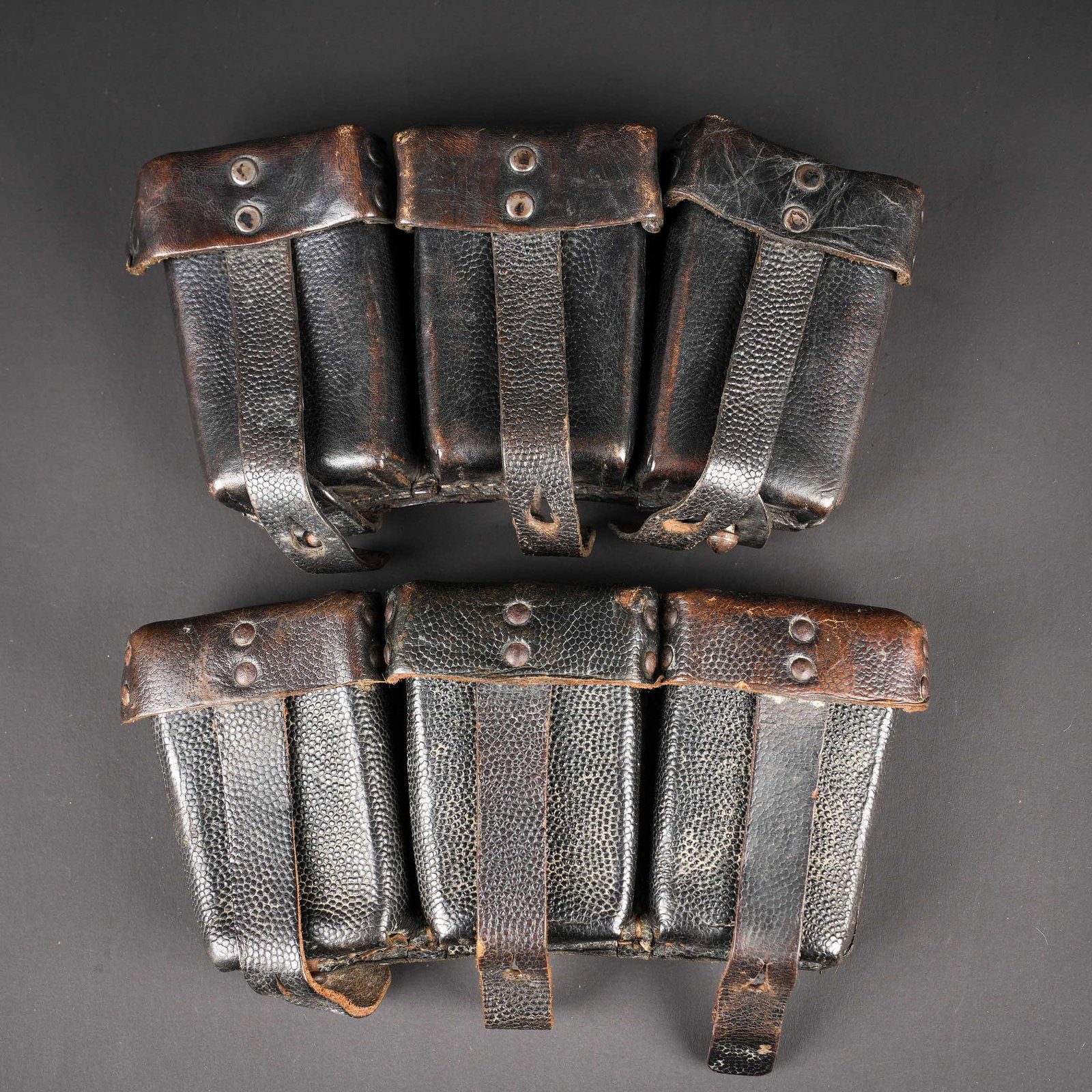 Cartouchieres de Mauser 98K. German Mauser ammunition pouches.: Cartouchieres de Mauser 98K. Deux cartouchieres en cuir grenele noir, toutes les sangles sont presentes. Non homogene. Fabrication Bautzen 1935 et le second marquage est illisible. Un rabat l indicati