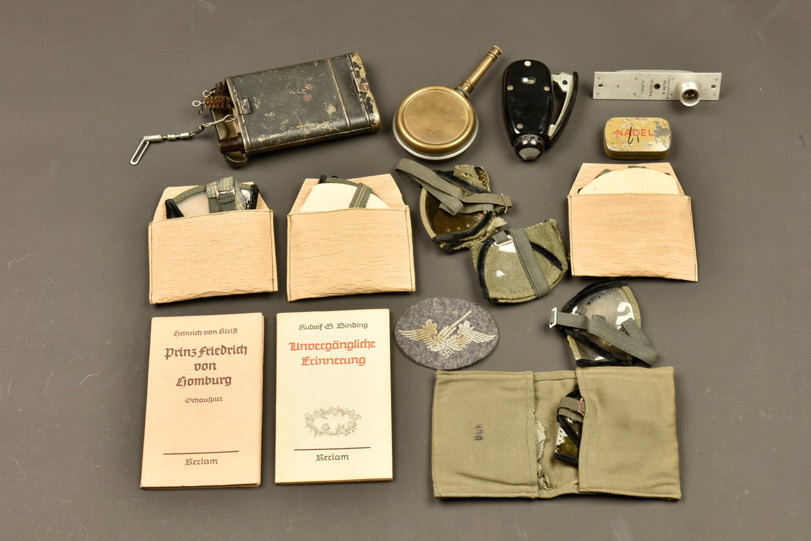 Equipement allemand. German equipment: Equipement allemand. Comprenant un RG34, en metal, peinture a 60%. Fabrication Appel, la cuillere est absente. Une boite vide en metal, marquee Nadel. Trois paires de lunettes anti-poussieres, jamais