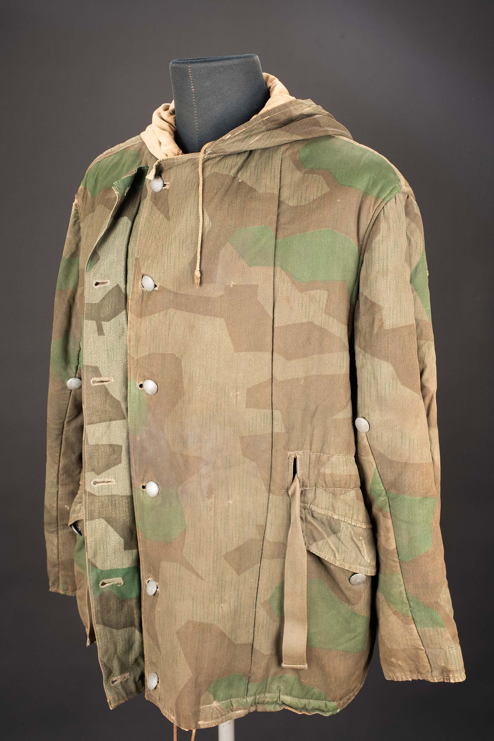 Parka reversible allemande. German camouflaged jacket.: Parka reversible allemande. En tissu camoufle eclat. Le tissu dispose encore de son produit d etancheite. Tous les boutons sont presents. Capuche complete avec son cordon. Tous les elastiques de serra
