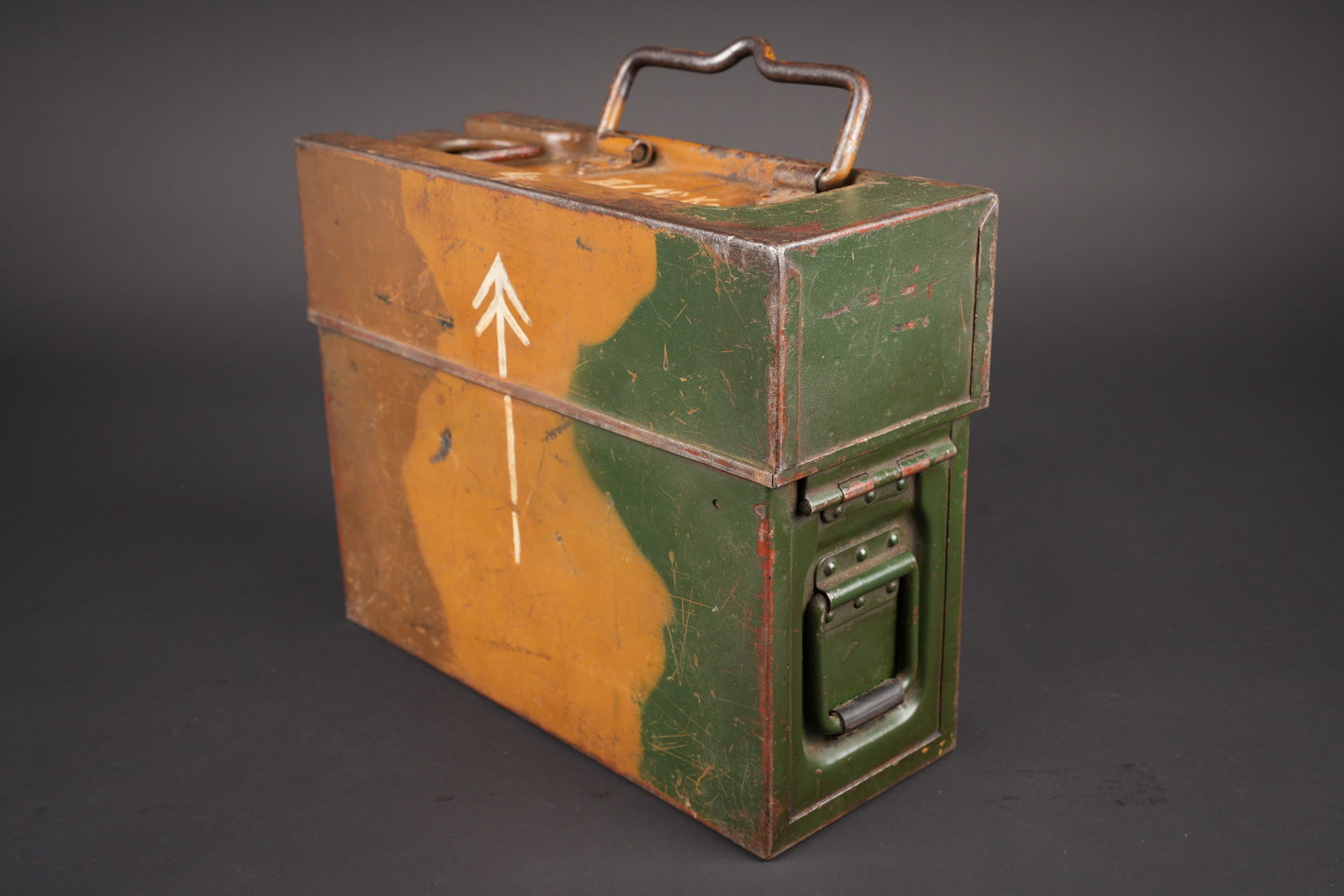 Caisse pour chargeurs de MG13 camouflee. Camouflaged MG13 magazine crate. (1 of 12)