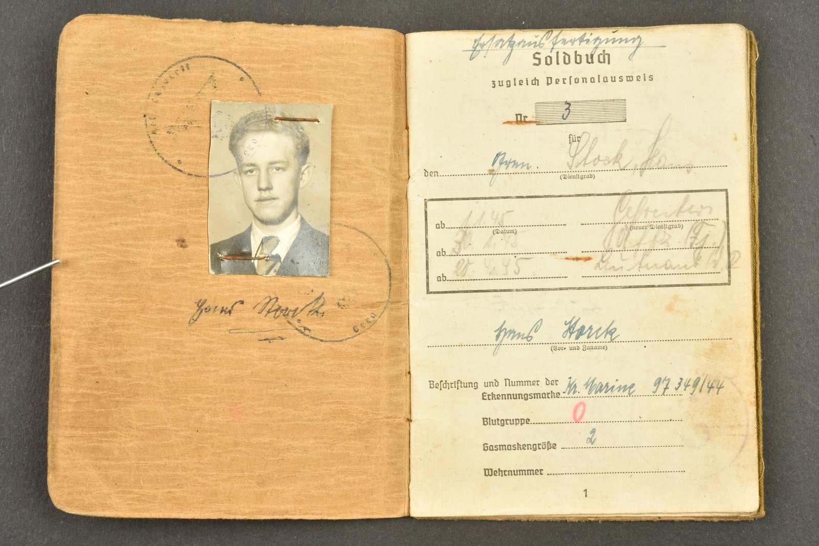 Soldbuch allemand. German Soldbuch.: Soldbuch allemand. Couverture cartonnee, bordure abimee. Bel aigle de la Heer. Photo d identite presente en civil. Indication nominative illisible. Livret ouvert le 19 decembre 1944, au Feld Ers Btl 2