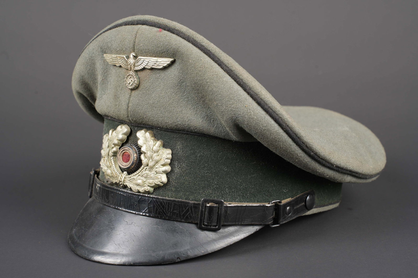Caquette de pionnier WH. German pionier cap.: Casquette de pionnier WH. En epais drap Feldgrau. Bandeau en drap vert fonce. Les insignes sont en metal. Ils n ont pas ete demontes afin de verifier les attaches. Jugulaire en cuir noir. Triple liser