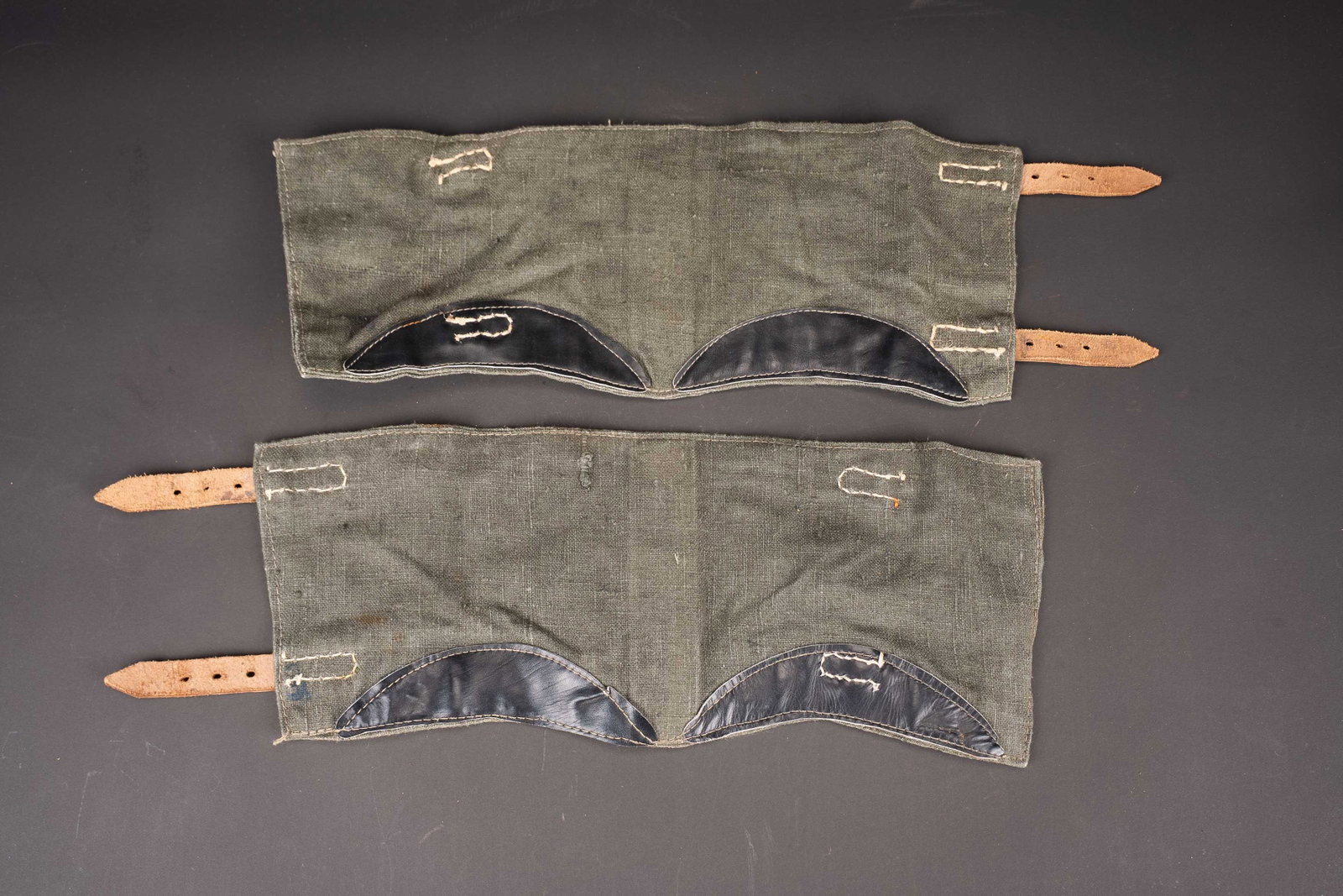 Guetres allemande. German gaiters.: Guetres allemande. Paire homogene en epais tissu Feldgrau. Sangle de fermeture en cuir marron. Renforts interne en cuir noir. Sans marquages visibles. A noter une certaine usure et patine des pieces,