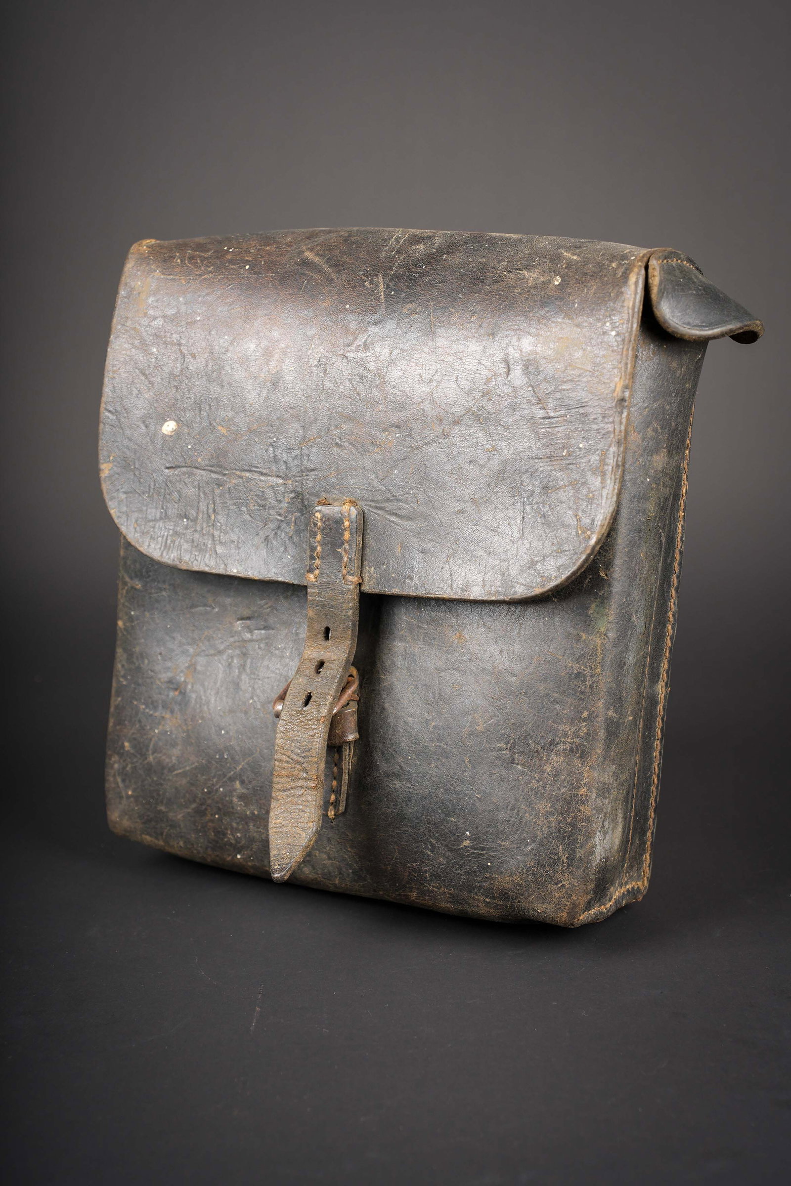 Sacoche de pionnier WH. WH engineer satchel.: Sacoche de pionnier WH. En epais cuir noir. La sangle en cuir de fermeture est complete. La sangle de transport est manquante. Les racks interne sont presents. Reste de marquage evp 43 Waa, sur le