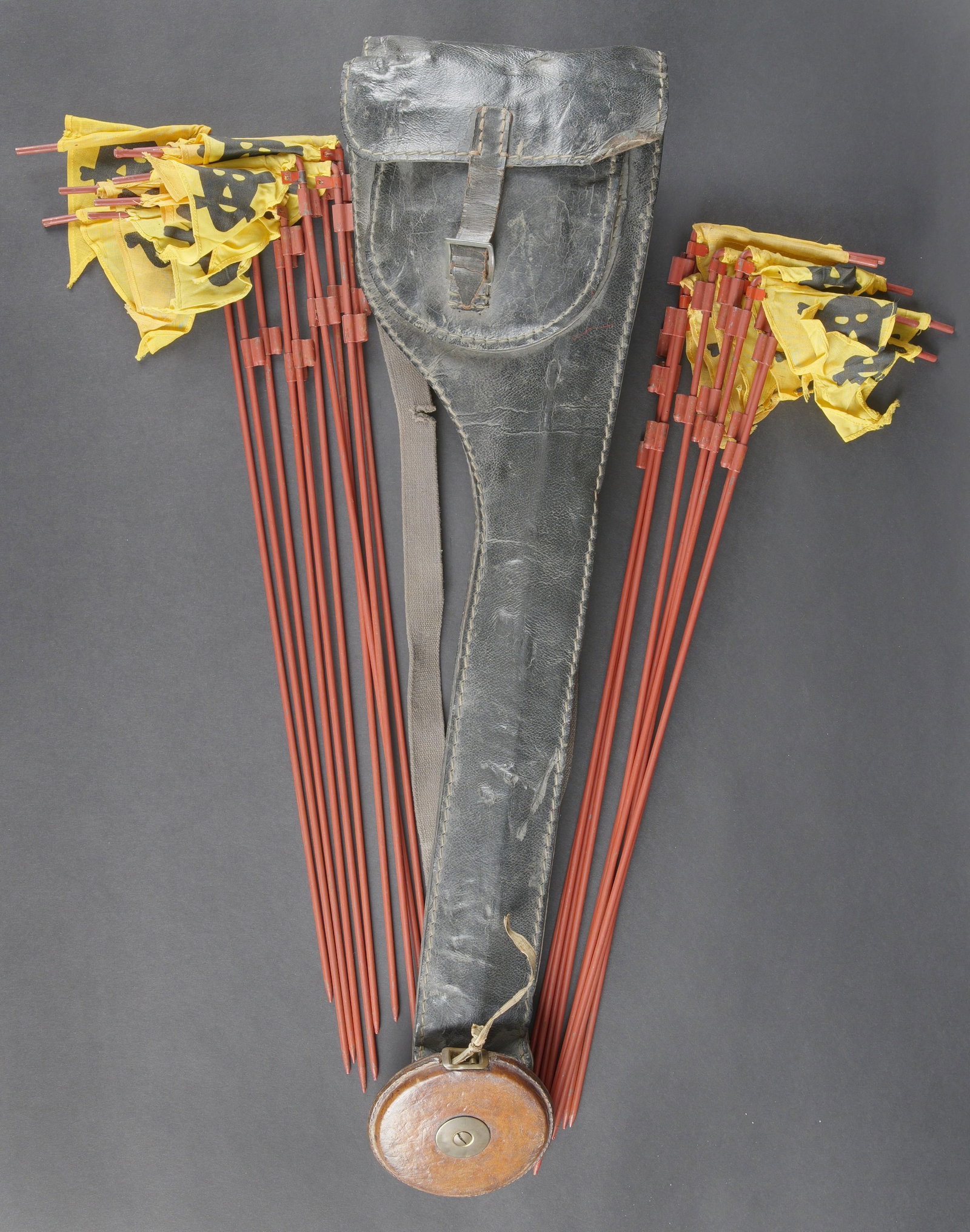 Housse pour piquets de mine. Mine stake carrying pouch.: Housse pour piquets de mine. Modele en cuir compresse noir. La sangle de fermeture est complete. La sangle de transport en toile est presente, mais dispose de quelques dechirures. Les marquages sous