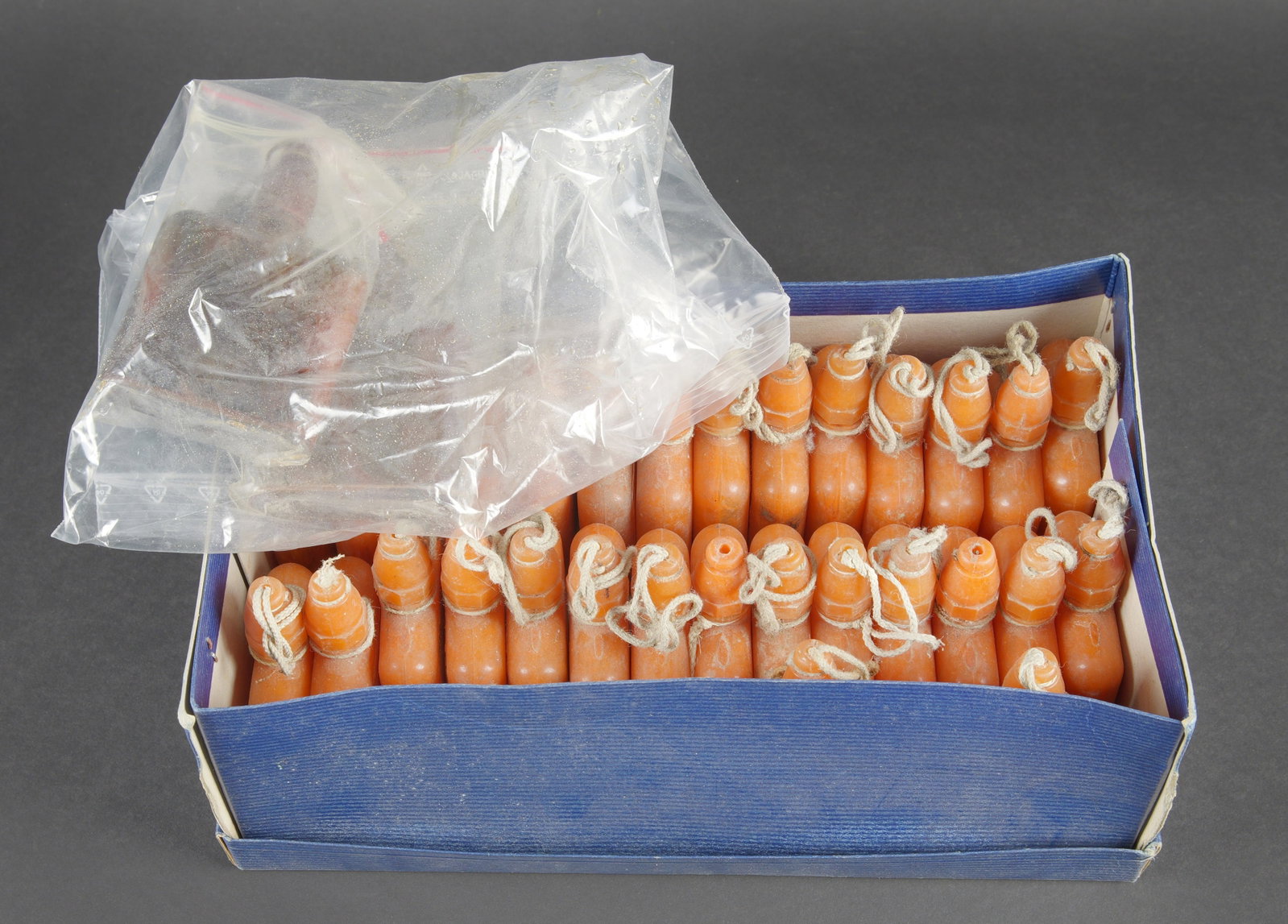 Flacons de decontamination anti-gaz. Anti-gas decontamination bottles.: Flacons de decontaminations anti-gaz. Modele de dotation pour chaque soldat, celui-ci permettait en cas d attaque au gaz de nettoyer la zone touchee par le gaz. 31 flacons en bakelite orange, la
