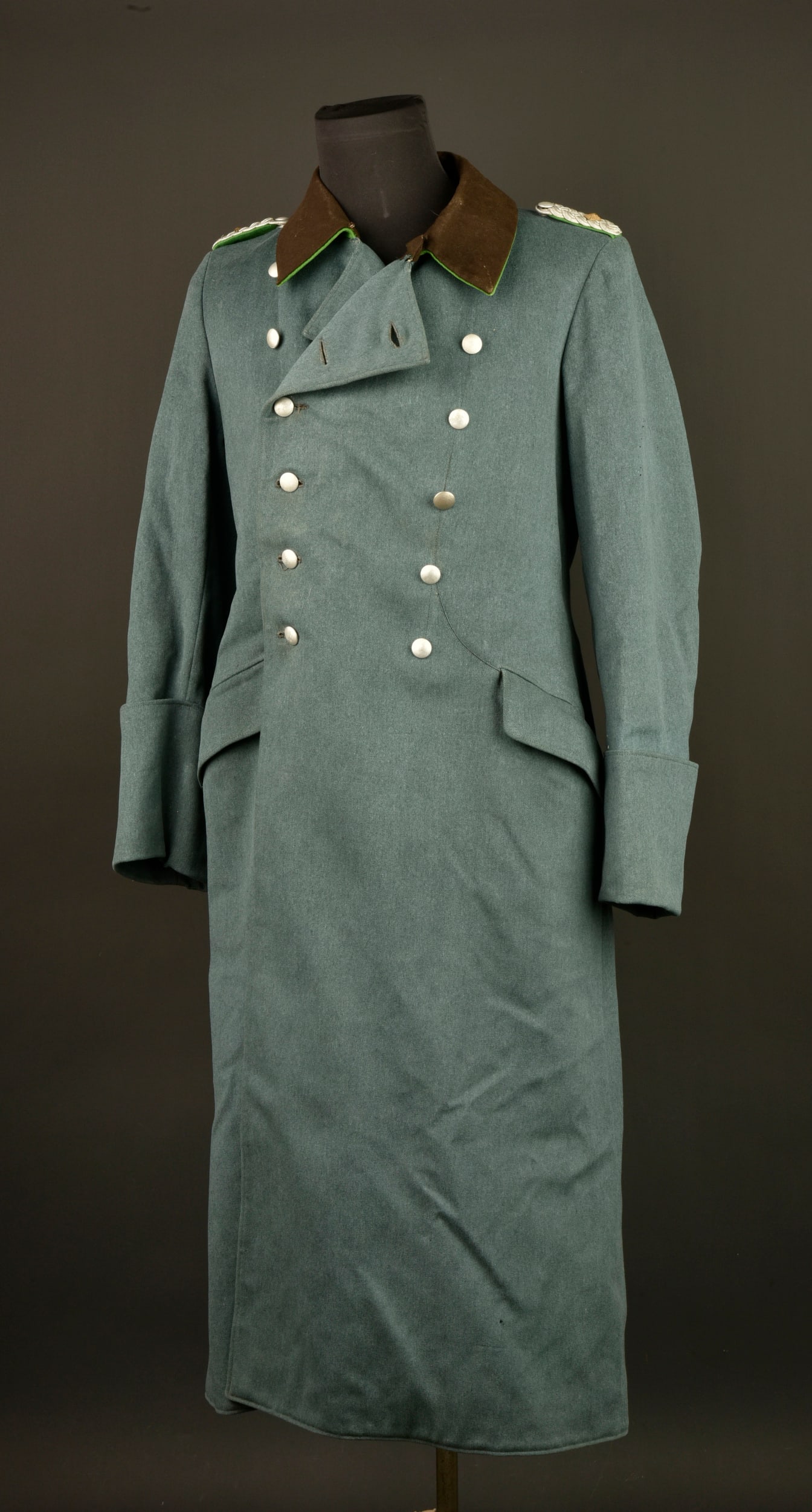Manteau officier Polizei. German Police coat.: Manteau d officier Polizei. En gabardine gris/vert. Tous les boutons sont presents. Col double d un drap marron. Lisere vert faisant le tour du col. Pattes d epaule d Obersleutnant. Interieur double