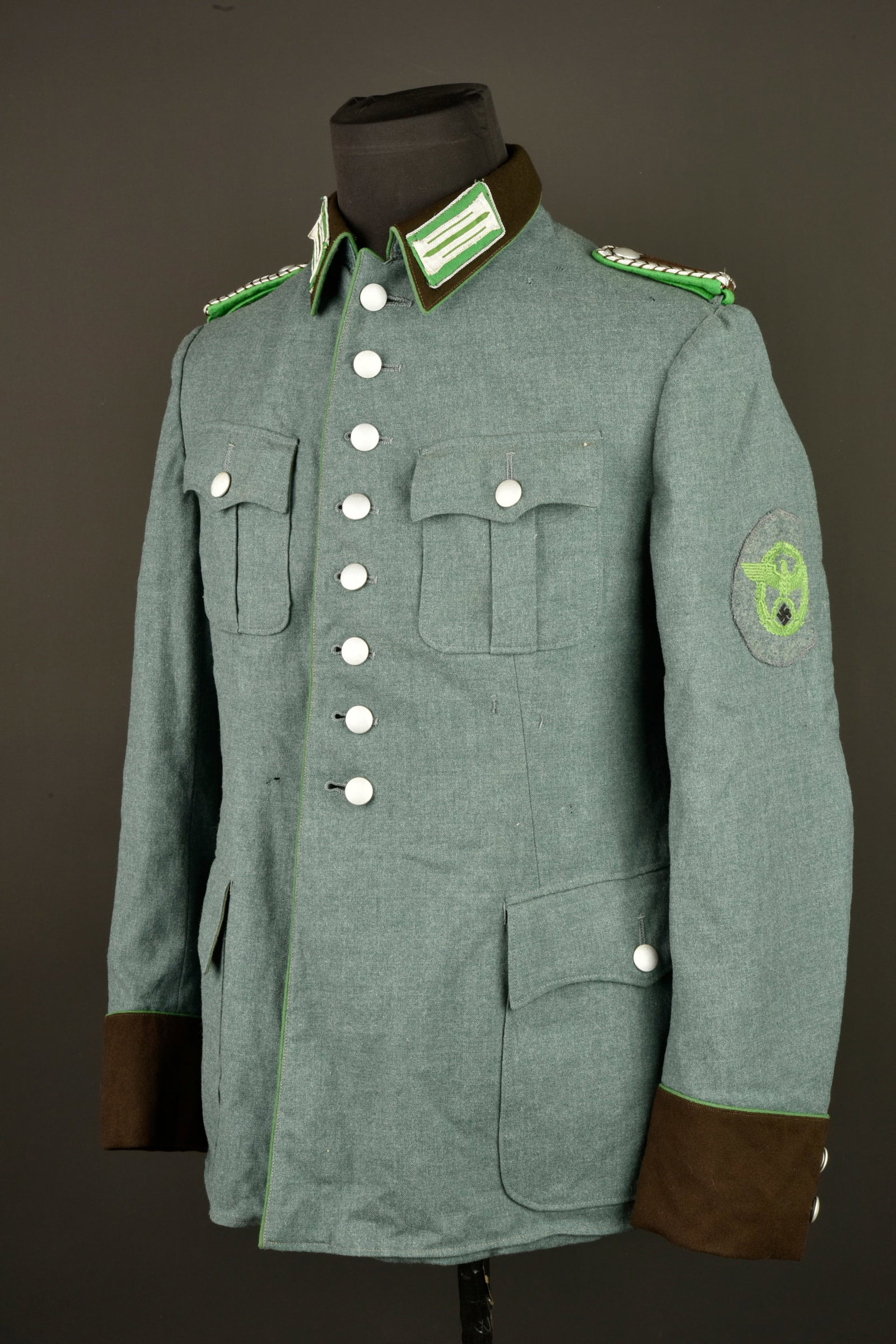Vareuse officier Polizei. German officer jacket.: Vareuse officier Polizei. En drap gris/vert. Tous les boutons sont presents. Col double en drap marron. Litzen d officier cousus main. Pattes d epaule de Wachtmeister. Aigle de manche brode cousu