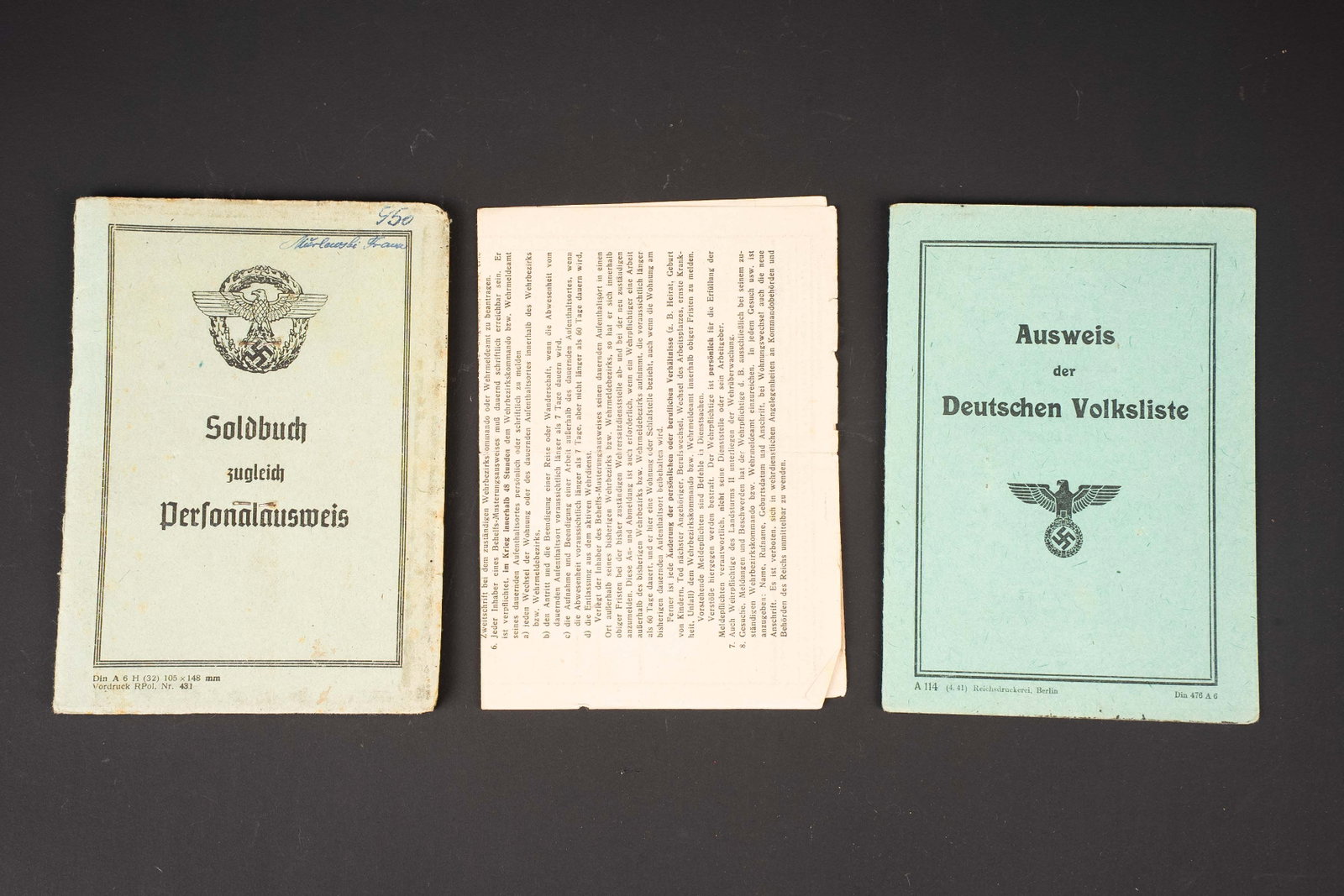 Soldbuch Polizei. German Police Soldbuch.: Soldbuch Polizei. Comprenant un livret avec sa couverture cartonnee, marquee Soldbuch, bel aigle Polizei imprime. Indication nominative manuscrite illisible au niveau de la couverture. Photo d