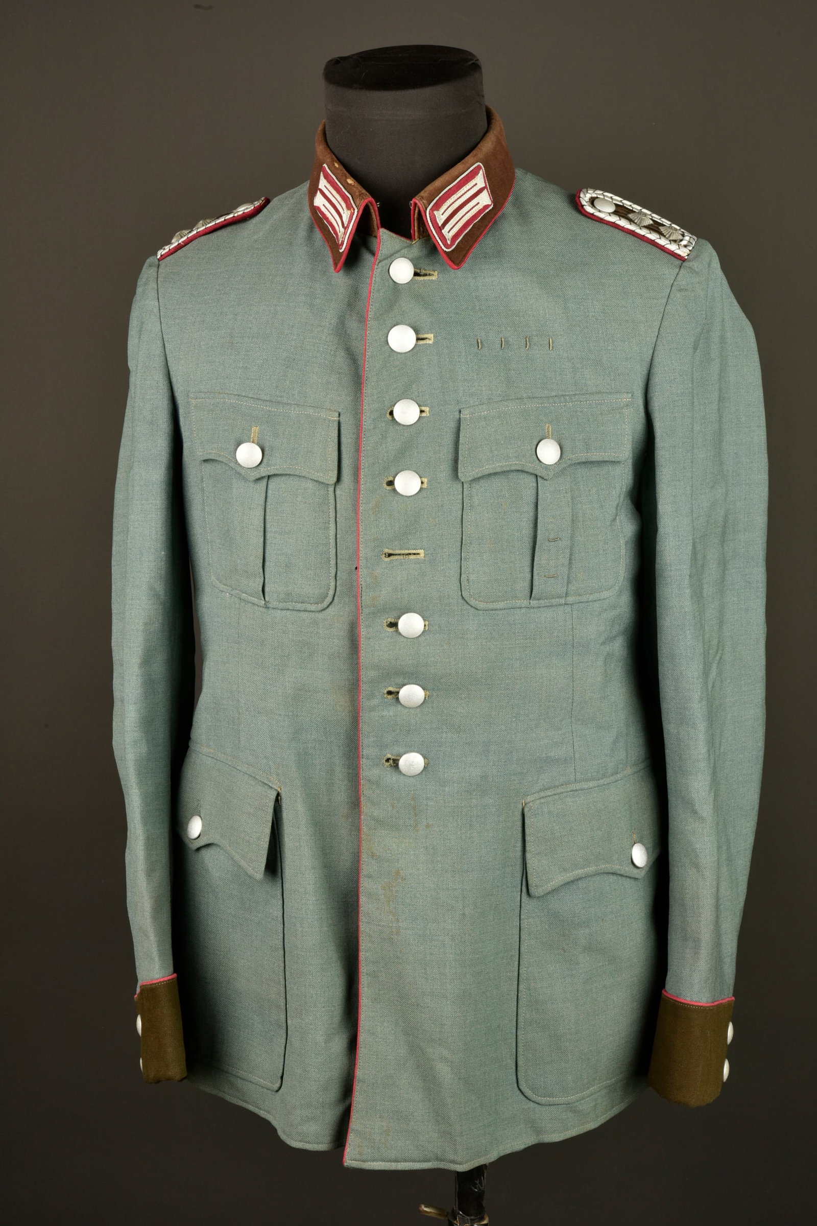 Vareuse Schutzpolizei. German Police jacket.: Vareuse Schutzpolizei. En gabardine gris/vert. Tous les boutons sont presents. Bas des manches et col double en drap marron. Lisere carmin au niveau des manches, de la boutonniere et du col. Pattes