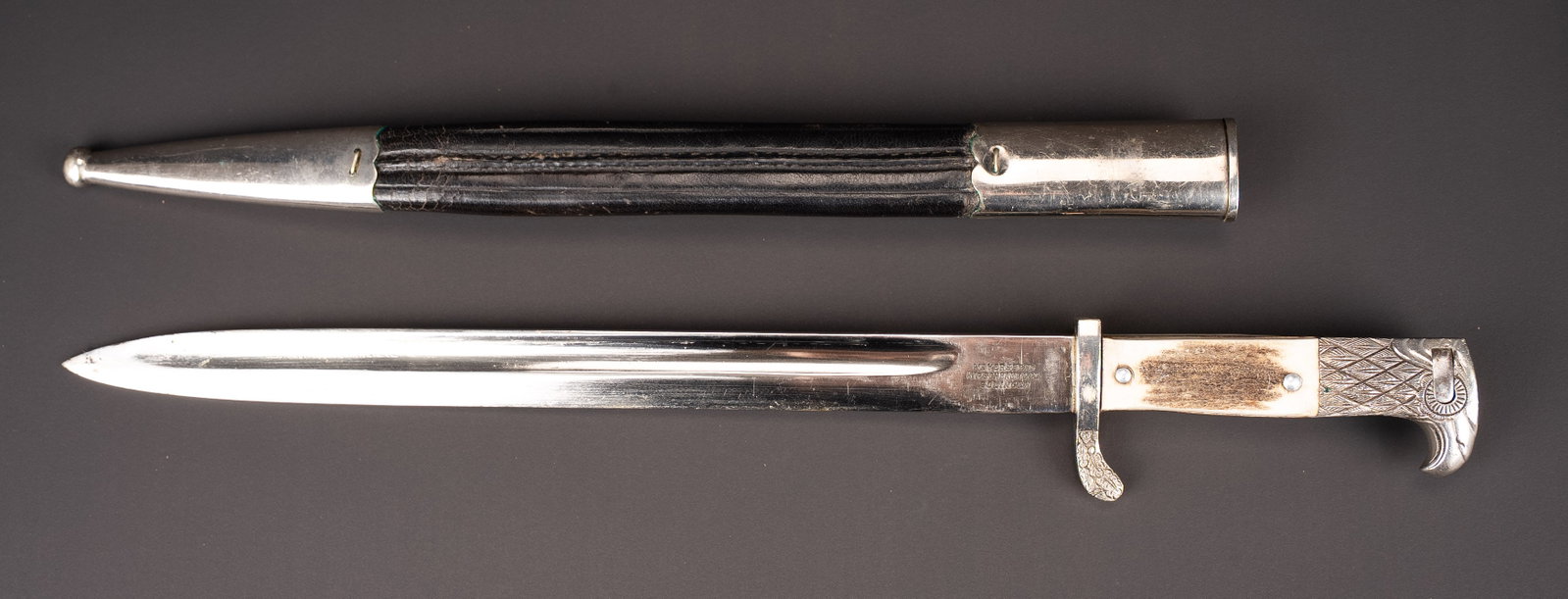 Baionnette Polizei. German Police Bayonet.: Baionnette Polizei. Grand modele. Garnitures en metal nickele. Pommeau a tete d aigle. Bouton poussoir fonctionnel. Plaquettes en imitation corne. Insigne de la Polizei en metal couleur argent. Belle 