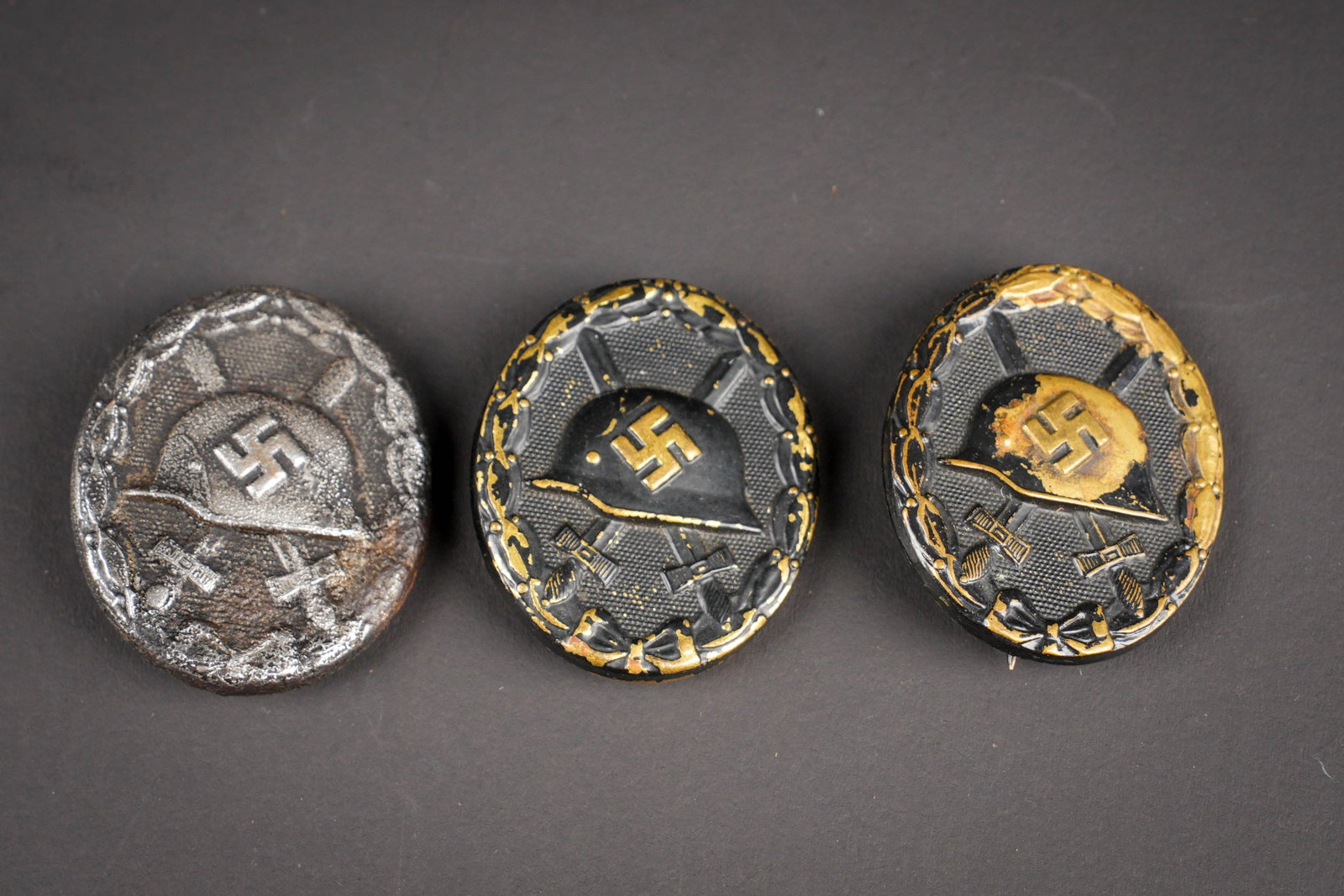 Insignes des blesses allemand. German wound badges. (1 of 2)