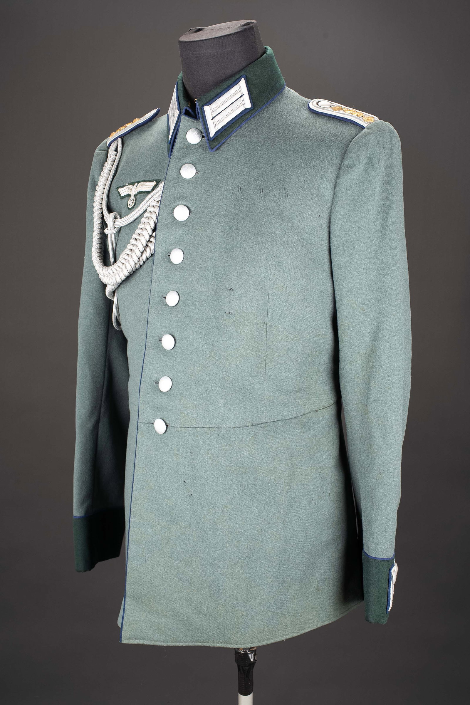 Waffenrock officier des services de sante Heer. Waffenrock of a Heer medical service officer.: Waffenrock d officier des services de sante de la Heer. En gabardine Feldgrau. Tous les boutons sont presents. Nombreuses brides de decoration. Col double d un drap vert fonce. Litzen d officier. Nomb