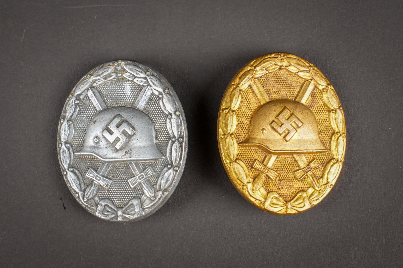 Insignes des blesses allemand. German wound badges.: Insignes des blesses allemand. Comprenant un insigne en metal, couleur argent a 70%. Attache complete, sans marquages visibles. Un insigne en metal, couleur or, attache complete, fabrication L14, corr