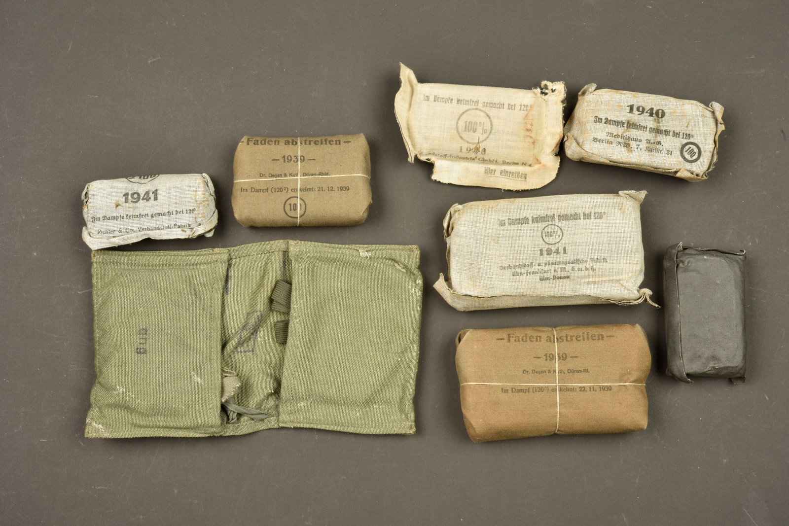 Pansements allemand. German bandages.: Pansements allemand. Comprenant un pansement date 1941, 1939, 1941, 1940, 1939 et 1940. Les pansement n ont jamais ete ouvert. On y joint deux paires de lunette anti poussieres dans leur pochette en t