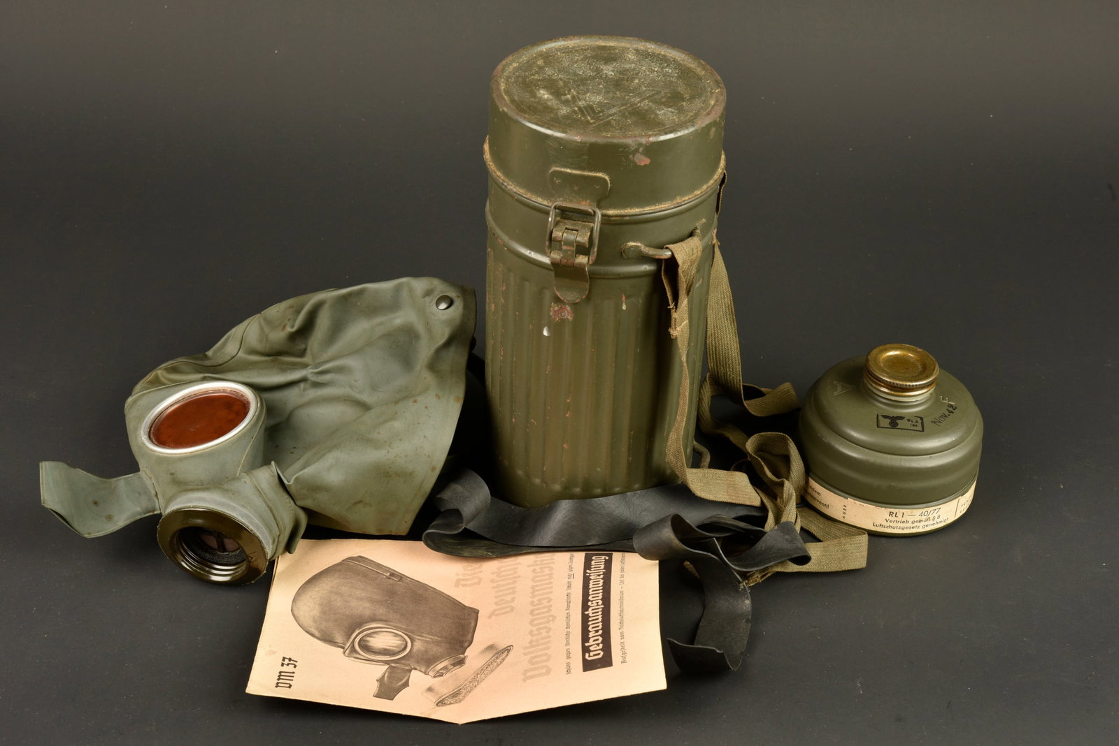 Masque anti-gaz auer. German Gas Mask.: Masque anti-gaz Auer. Boitier court. En metal. Peinture Feldgrau a 70%. Le crochet de fermeture est fonctionnel. Grande sangle complete. La petite sangle est absente. Les verres de rechange sont