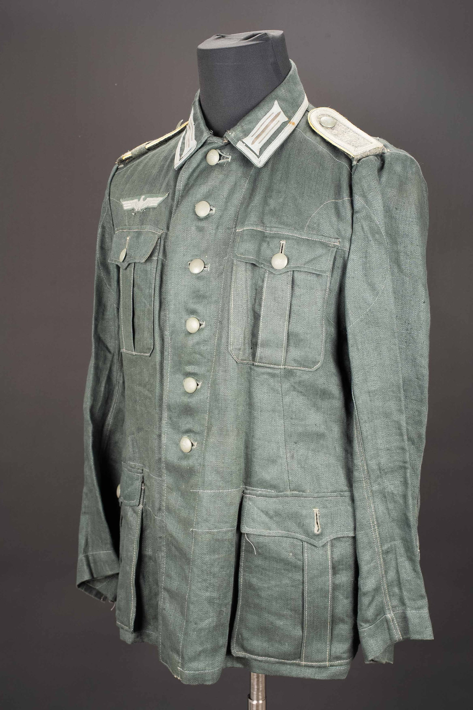 Veste de treillis transmission. Signals drill jacket.: Veste de treillis Heer transmission. En tissu coton treillis Feldgrau. Tous les boutons sont presents et majoritairement en couleur d origine. Pattes d epaule d unterfeldwebel des transmission. Paire