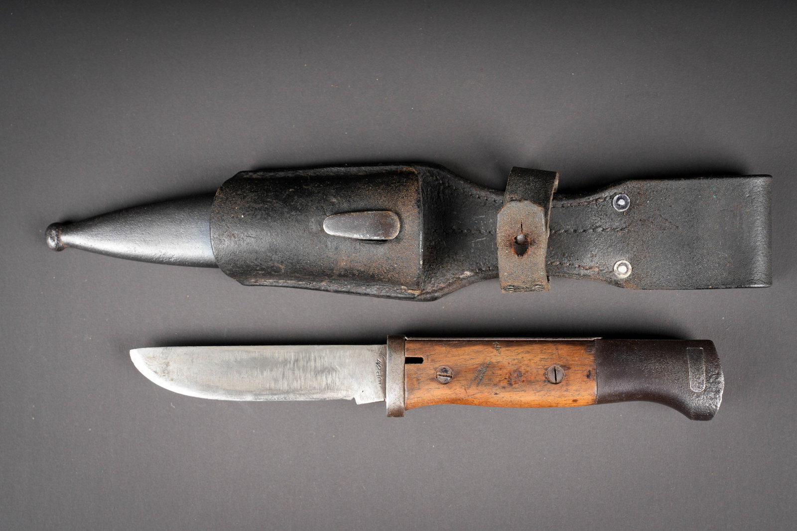 Baionnette de Mauser 98 modifiee. German Mauser Bayonet.: Baionnette de Mauser 98 modifiee. Garnitures en metal, et en couleur d origine a 20%. Plaquettes en bois. Lame raccourcie d epoque de facon artisanal. Numero 42 ANV, numero 247. Lame affutee.