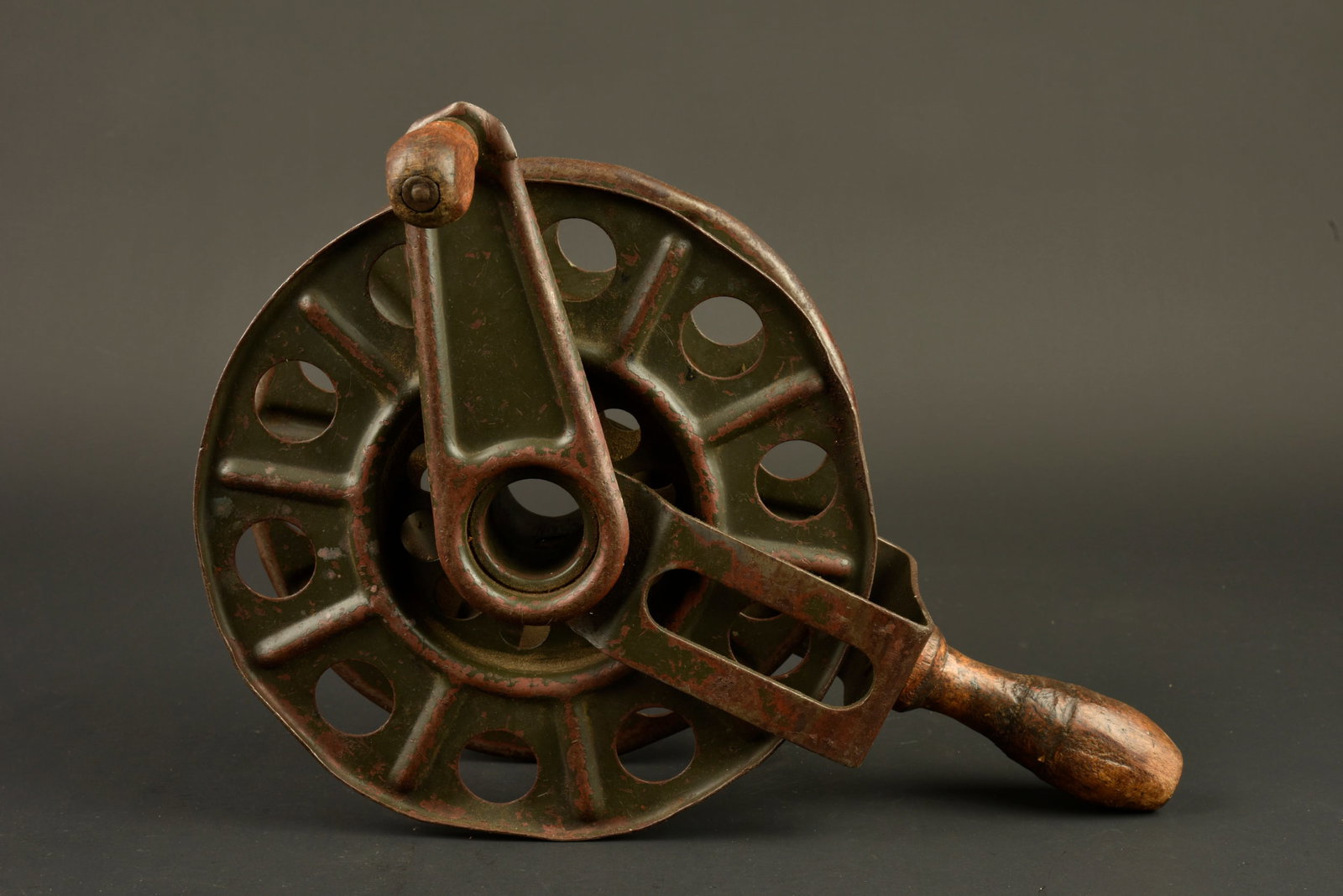 Derouleur de cable a main allemand. German hand cable reel.: Derouleur de cable a main allemand. Grand modele. En metal. Peinture Feldgrau a 70%. Poignee en bois. Toutes les pieces mobiles sont fonctionnelles. Quelques bosses visibles. Date 1939. A noter une