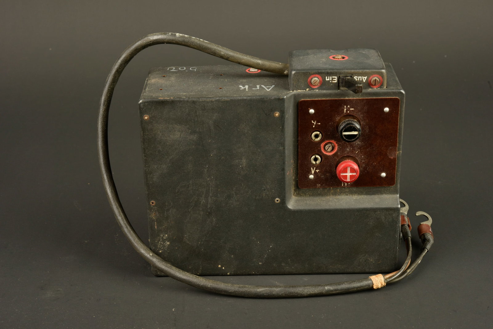 Boitier electrique allemand. German electrical box.: Boitier electrique allemand. En metal. Peinture Feldgrau a 80%. Marquages ARK BOU WGL2,4a. Le cable et les prises sont presents. A noter une certaine usure et patine de la piece. Etat II+. German