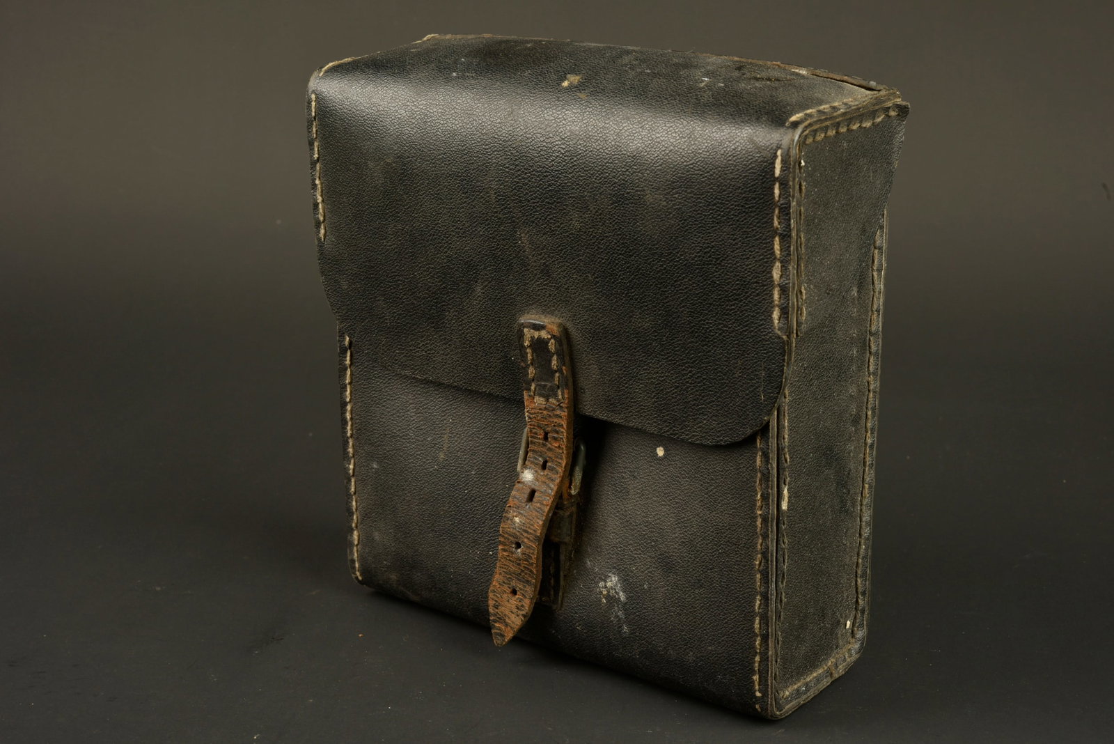 Sacoche allemande. German satchel.: Sacoche allemande. En epais cuir noir. La sangle de fermeture est presente. Les attaches au dos sont absentes. Beau tampon Waa sous le rabat. Datee 19423. A noter une certaine usure et patine de la pi