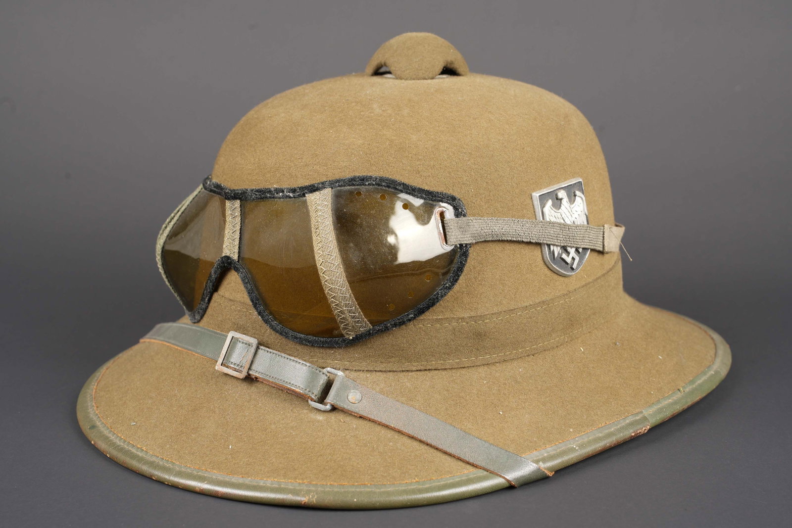 Casque tropical WH. German tropical helmet.: Casque tropical WH. En feutre Feldgrau. Les bordures sont doublees d un cuir vert en tres bon etat. Insignes metalliques. Les insignes n ont pas ete demontes afin de verifier les attaches. Jugulaire