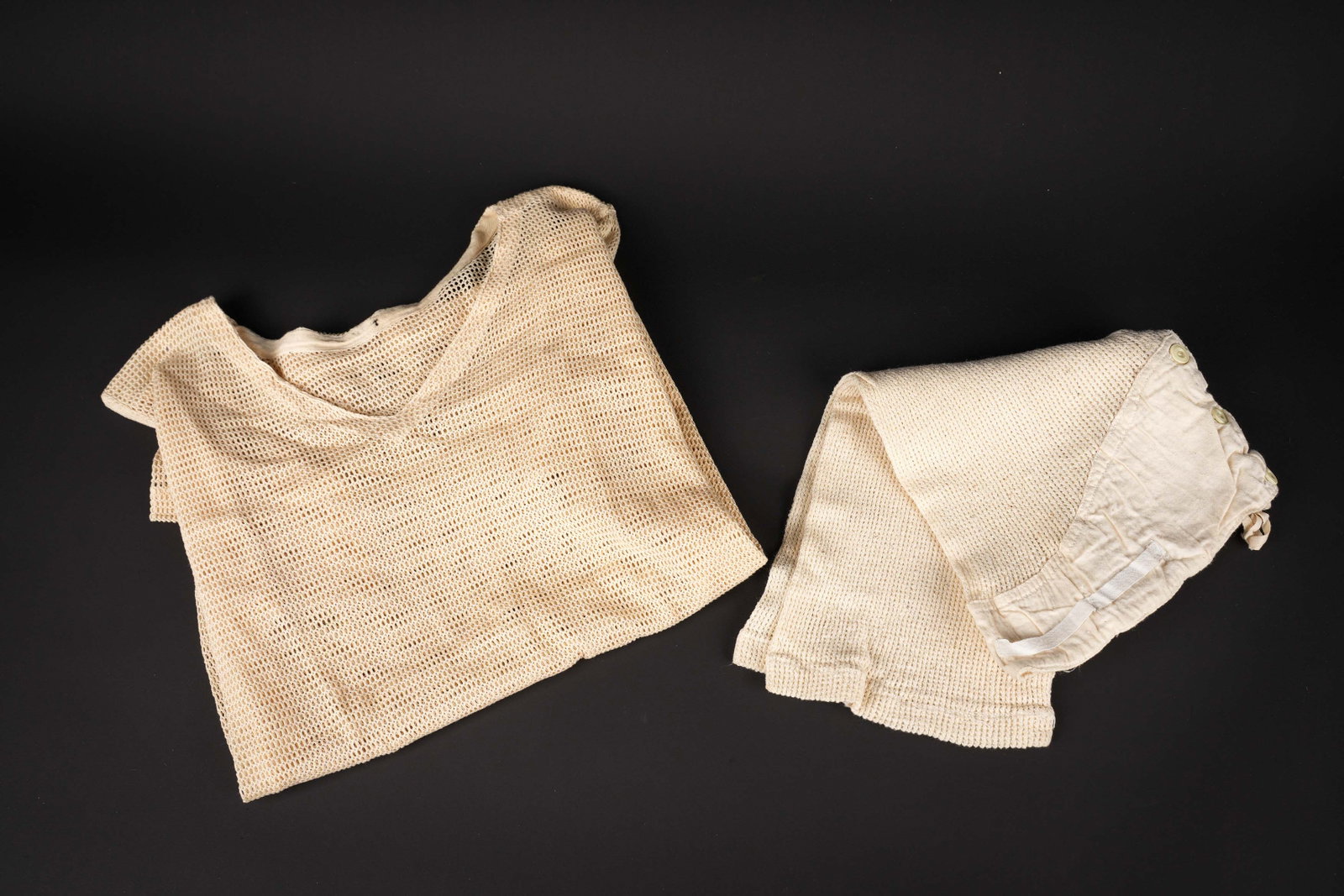Sous-vetement Afrika Korps. Afrika Korps undergarment: Sous-vetement Afrika korps. Maillot de corps en tissu nid d abeille blanc. Manches courtes. Taille 4 inscrite dans la col. Un calecon court en tissu nid d abeille blanc. Le cordon de serrage est
