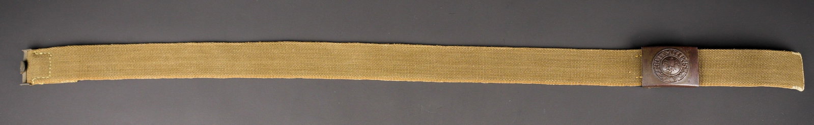 Ceinturon tropical Heer. German tropical belt.: Ceinturon tropical Heer. En forte toile de couleur jaune sable. Bouclerie en metal, reste de peinture a 80%. Patte de reglage en cuir fauve. Marquages illisibles. Taille 100. Boucle en metal, peinture