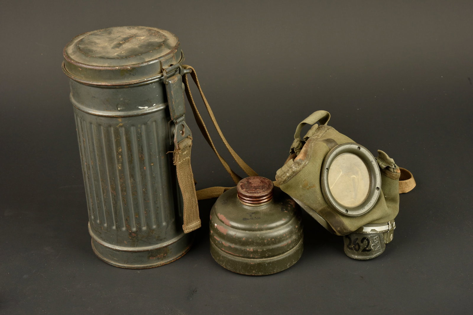 Masque anti-gaz allemand. German Gas mask.: Masque anti-gaz allemand. Boitier court. En metal. Peinture a 70%. Date 1937. Grande sangle et tirette presentes. La petite sangle est absente. Les verres de rechange sont presents, mais sans