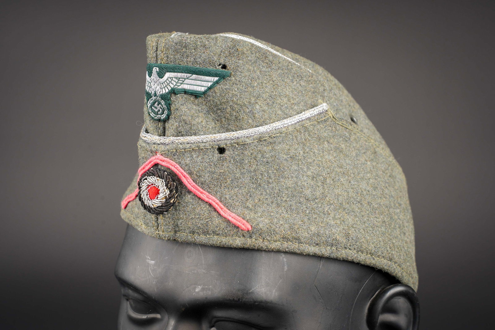 Calot d officier Panzer. German Panzer officer garrison cap.: Calot d officier Panzer. En drap Feldgrau. Double lisere argent faisant le tour de la coiffure. Aigle bevo cousu main. Cocarde en cannetille. Soutache rose des unites blindees. Deux ?illet d