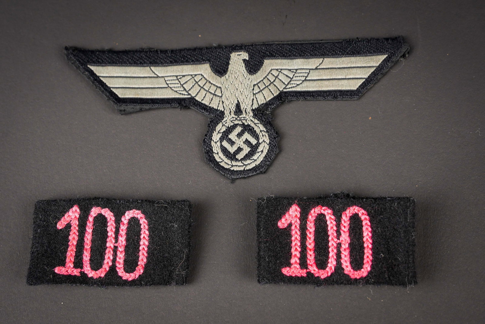 Insignes Panzer. German Panzer insignias.: Insignes Panzer. Comprenant un aigle de poitrine Bevo. Visiblement demonte d une vareuse. Deux passants de patte d epaule en drap noir, et broderie en fils rose 100. A noter une certaine usure et