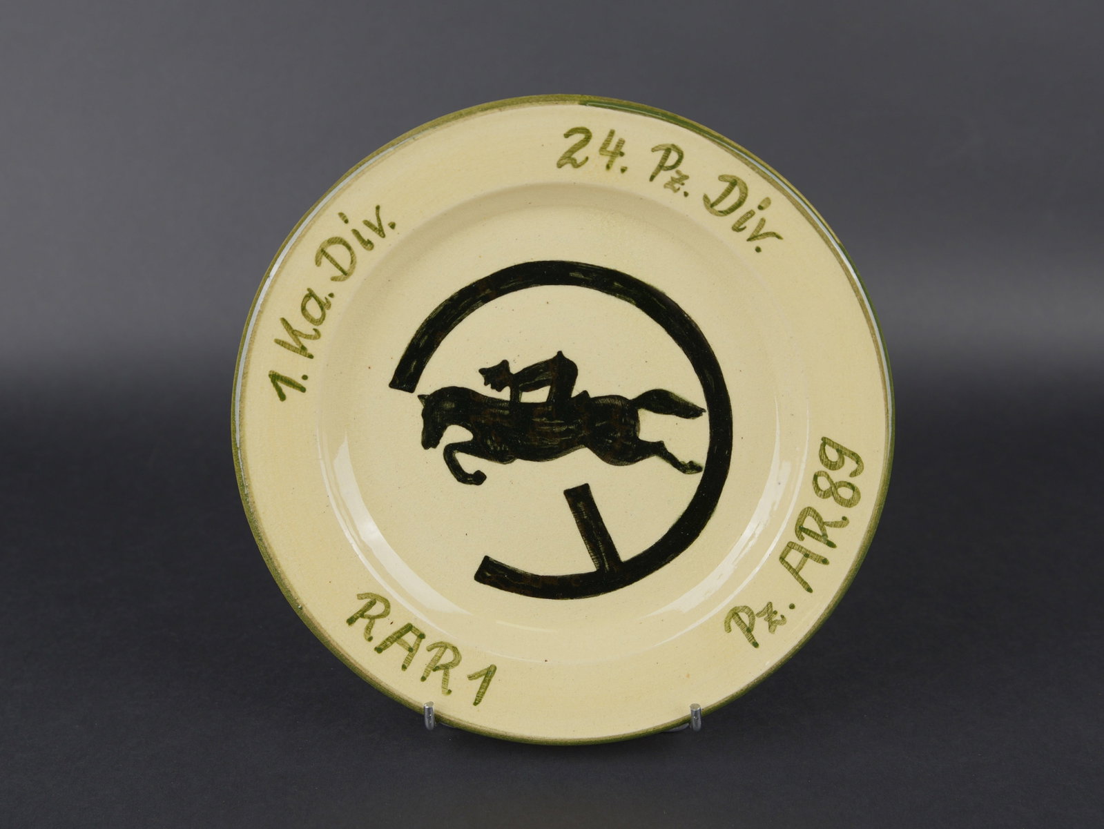 Assiette 1 KA DIV 24 PZ Div. German plate.: Assiette 1 KA DIV 24 PZ Div. En ceramique. Insigne divisionnaire present au centre de la piece, ce type d insigne est d avant 1943, date a laquelle l insigne divisionnaire change. Marquages sur le