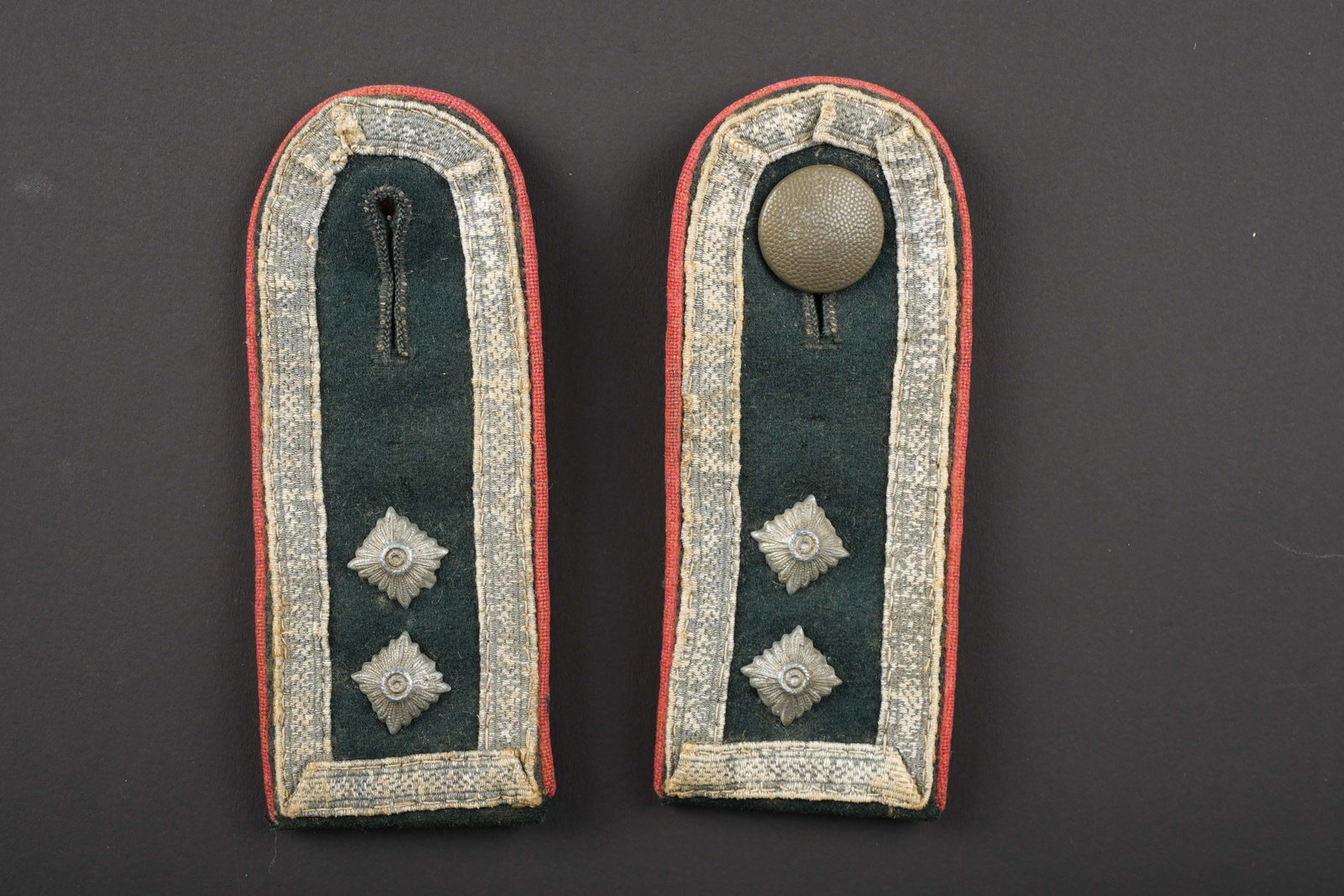 Pattes d epaule Panzer. German Panzer shoulder board.: Pattes d epaule Panzer. Paire homogene. Grade d Oberfeldwebel. En drap vert fonce, lisere rose de l infanterie. Les boutons greneles sont presents. A noter une certaine usure et patine des pieces,