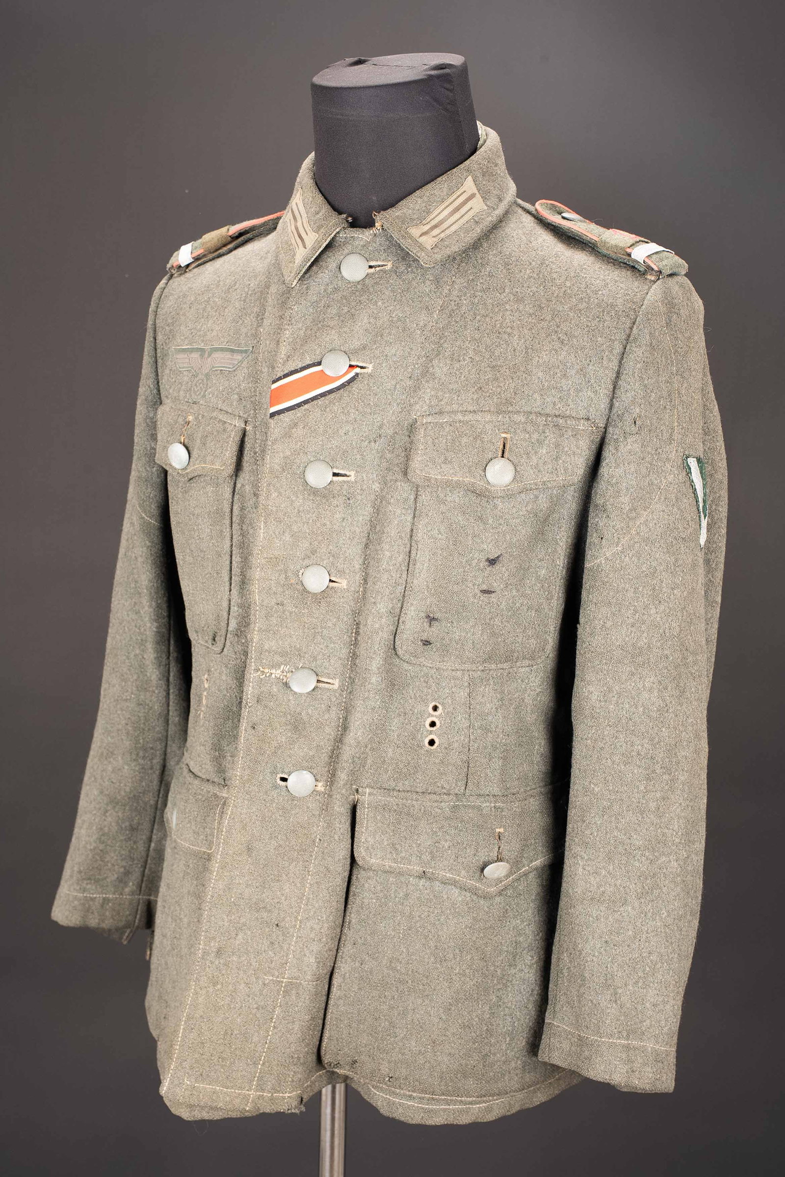 Vareuse Panzer. German Panzer jacket.: Vareuse Panzer. En epais drap Feldgrau. Tous les boutons sont presents. Grade de manche cousu main. Quelques brides de decoration visible au niveau de la poche gauche. Litzen cousus machine. Paire