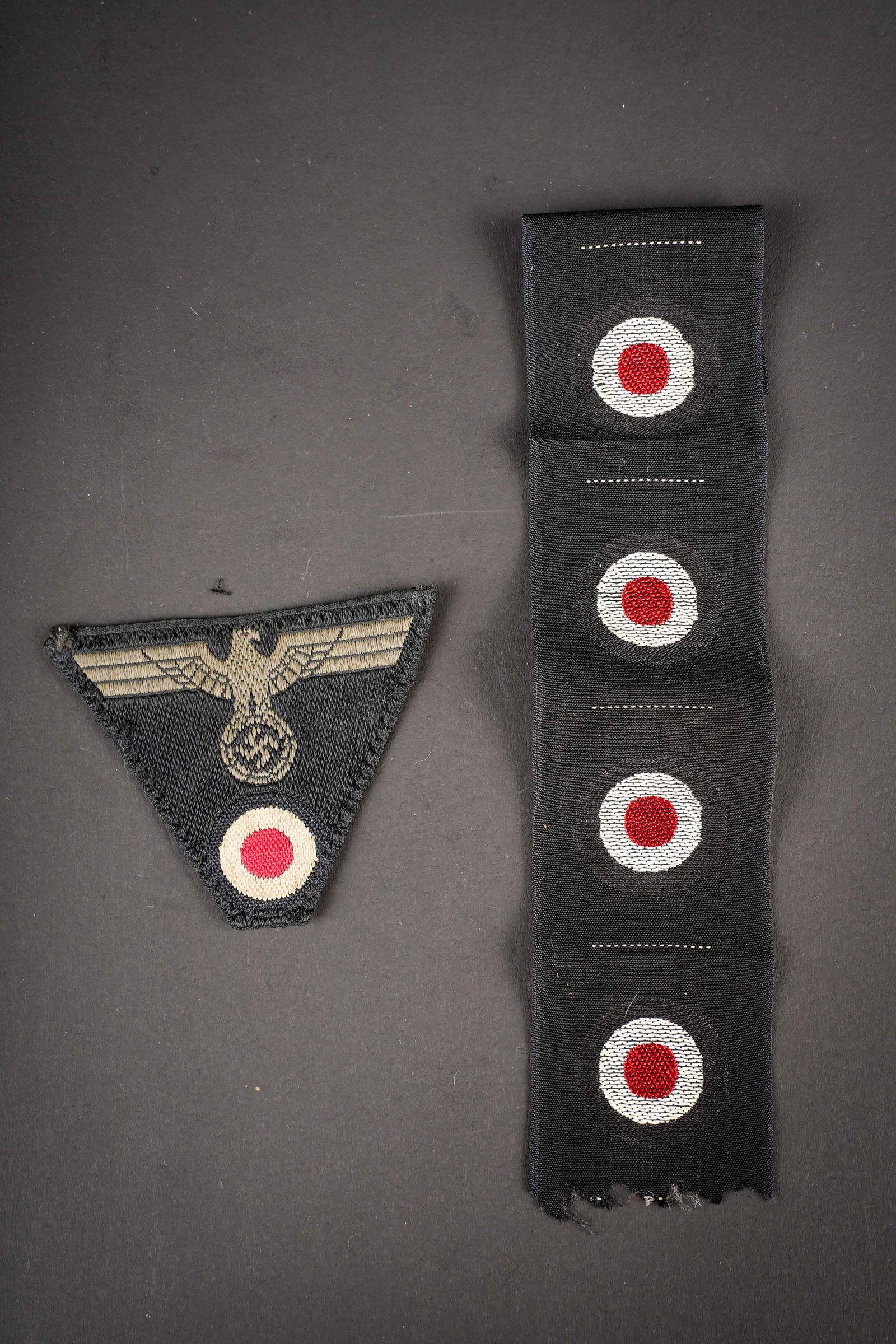 Insignes Panzer allemand. German Panzer insignias.: Insignes Panzer allemand. Comprenant un insigne pour coiffure M-43, Bevo, modele trapezodal, visiblement demonte d une coiffure. Cinq cocarde Bevo, tisses sur fond noir, jamais montees. A noter une