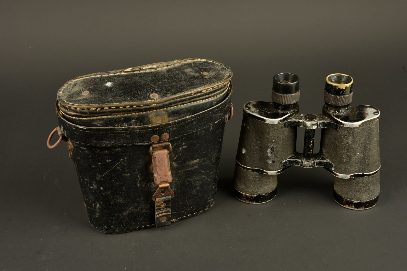 Jumelles 7 x 50. German 7 X 50 binoculars.: Jumelles 7 x 50. En metal. Revetement en relativement bon etat. Marquages Dienstglass 7X50 44337 BLC+. Optiques claires mais presentant des bulles sur les bordures. Housse en epais cuir noir. Le couve