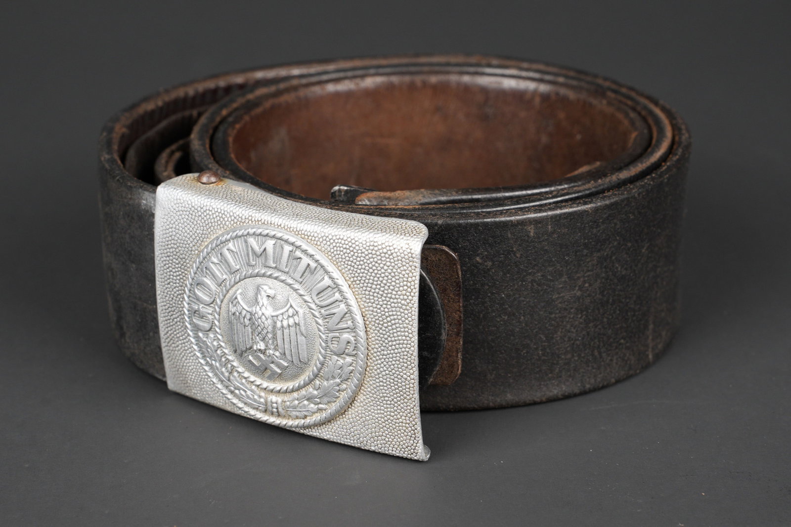 Ceinturon de la Heer. German Belt.: Ceinturon de la Heer. Ceinturon en cuir noir. Patte de reglage complete. Bouclerie en metal. Les marquages fabricant sont illisibles. Taille 100. Boucle de ceinturon en aluminium grenele. Patte en