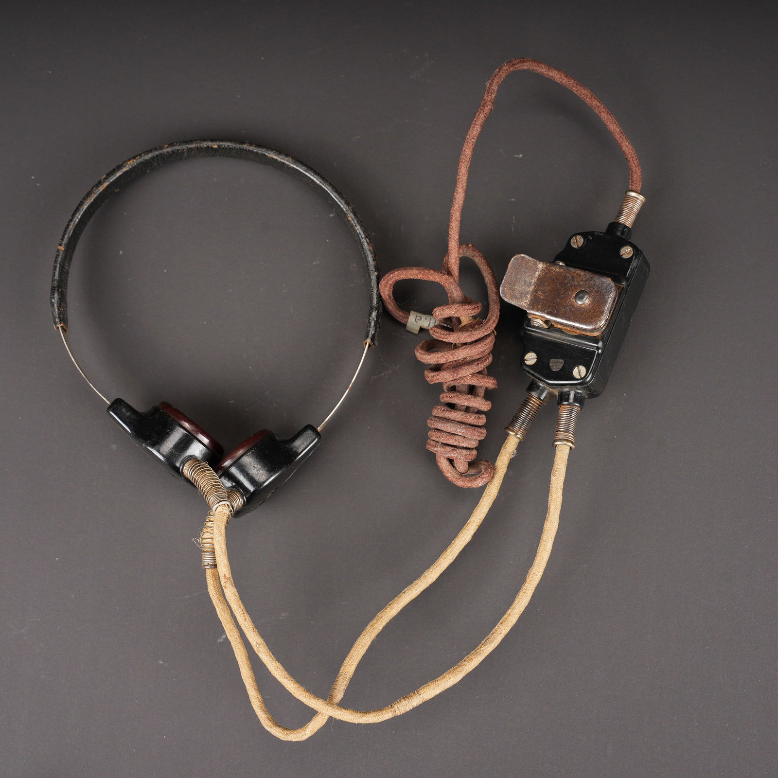Laryngophone panzer. Panzer throat microphone.: Laryngophone Panzer. Armature en metal, recouverte d un cuir noir. Les laryngophone sont en bakelite noir. Beaux marquages WAA. Cable complet. Boitier de commande en bakelite noire, toutes les pieces