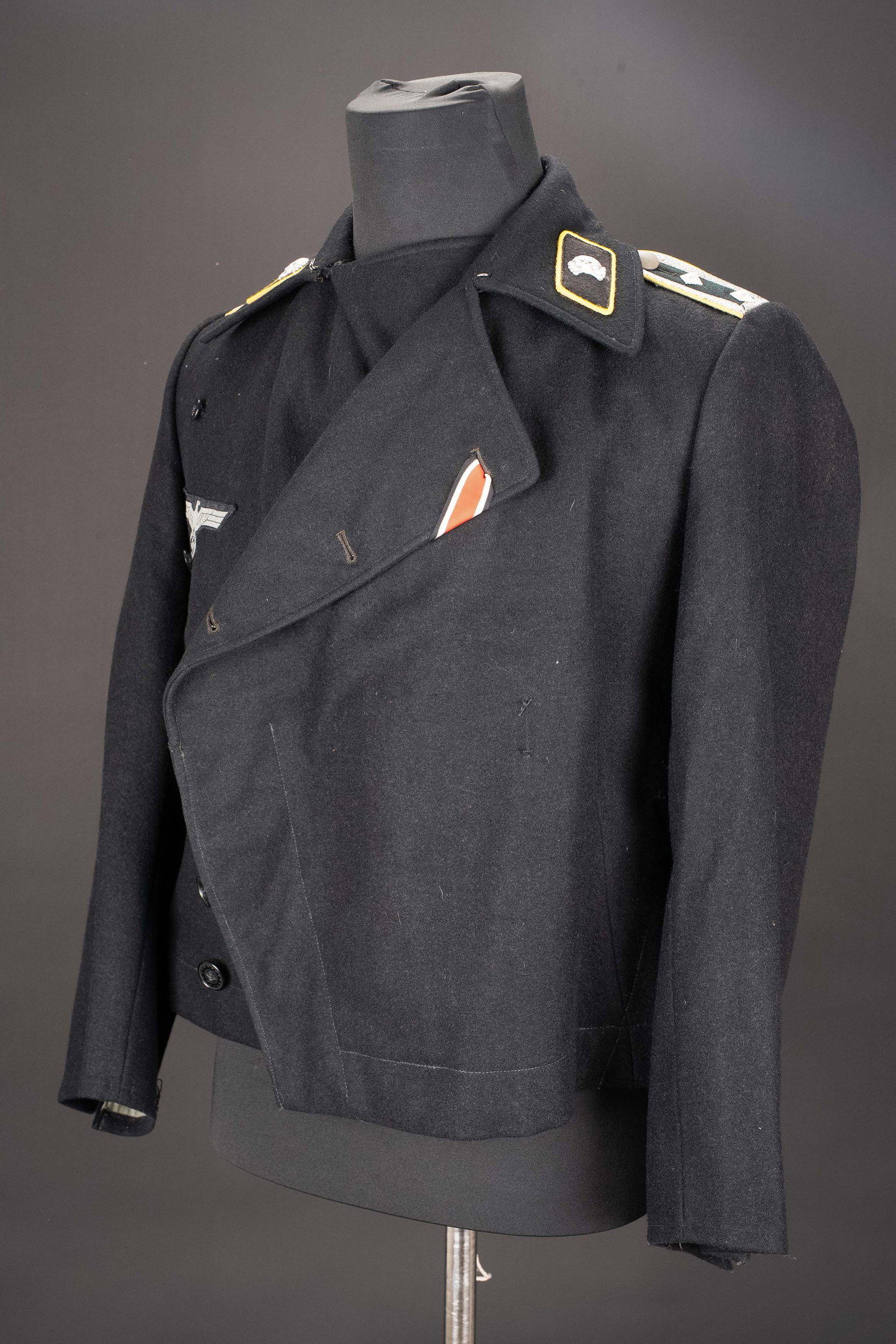 Blouson Panzer Aufklarung. German Panzer jacket Aufklarung: Blouson Panzer Aufklarung. En epais drap noir. Tous les boutons sont presents et disposant de l insigne du DAF. Ruban de la croix de fer de seconde classe cousue main au niveau de la boutonniere.