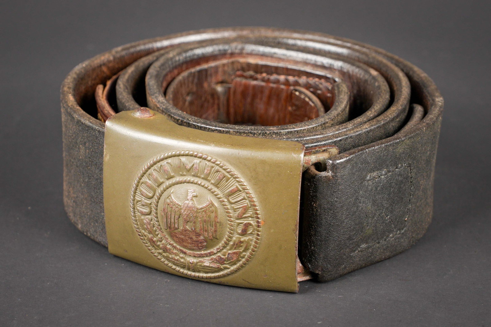 Ceinturon de la Heer. German Belt.: Ceinturon de la Heer. Ceinturon en cuir noir. Bouclerie en metal, peinture d origine a 30%. Patte de reglage complete. Sans marquages visibles. Boucle de ceinturon de la Herr en metal, denazifiee.