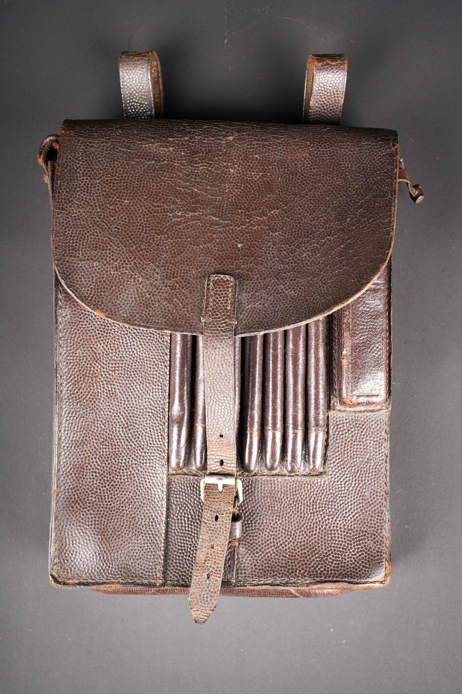 Porte carte allemand. German document wallet.: Porte carte allemand. En cuir grenele marron. La sangle de fermeture est presente. Les passants au ceinturon sont presents. Les marquages fabricant sont illisibles sous le rabat. Date 1938.