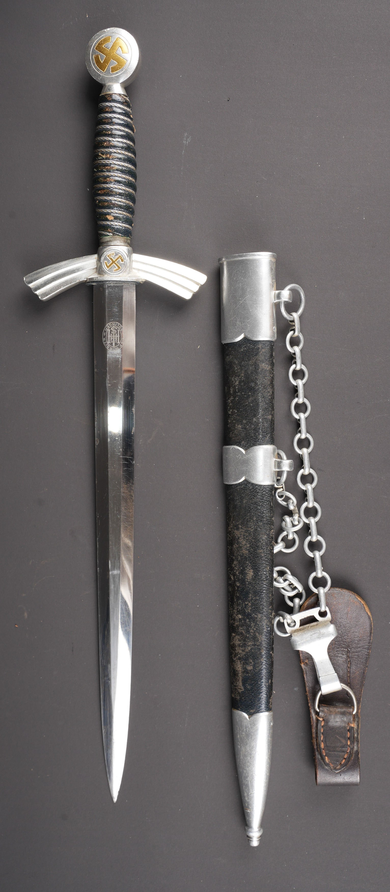 Dague Luftwaffe. German luftwaffe dagger: Dague de la Luftwaffe. Garnitures en aluminium. Poignee recouverte d un maroquin bleu. Filigrane complet. Les insignes nationaux disposent encore de leurs dorures d origine. Belle lame de fabrication