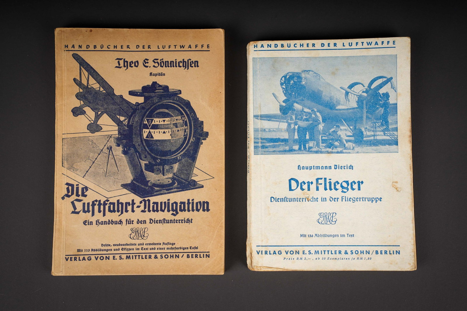 Livrets LW. German luftwaffe booklets.: Livrets Luftwaffe. Comprenant un livret Die Luftfahrt Navigation 1940. Un livret Der Flieger, date 1940. A noter une certaine usure et patine des pieces. Etat II+. Luftwaffe booklets. Including one bo