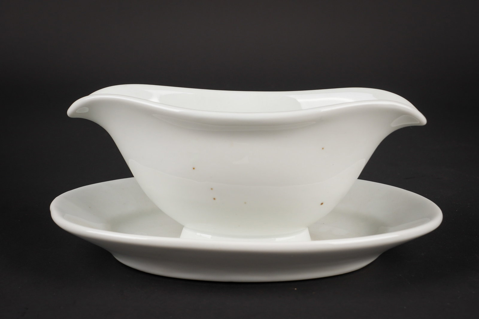 Sauciere Luftwaffe. Luftwaffe sauce boat.: Sauciere de la Luftwaffe. En ceramique blanche. Bel insigne de la Luftwaffe FL UV. Fabrication Bavaria 1942. Longueur environ 27,5 cm. A noter une certaine usure et patine de la piece. Etat II+. Luftw