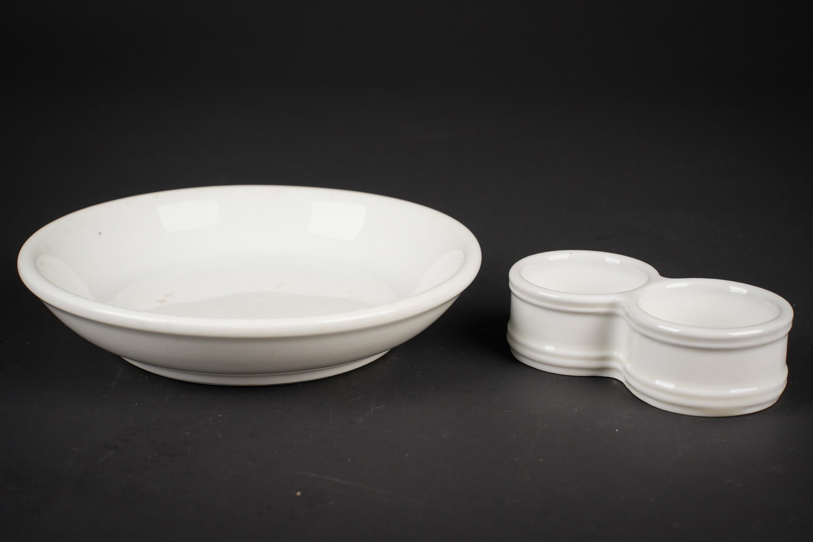 Vaisselle de la Luftwaffe. Luftwaffe tableware.: Vaisselle de la Luftwaffe. Comprenant un sel et poivre en ceramique blanche, bel aigle de la Luftwaffe FL UV, fabrication Thun 1940. Une coupelle en ceramique blanche, bel aigle de la Luftwaffe, FL UV