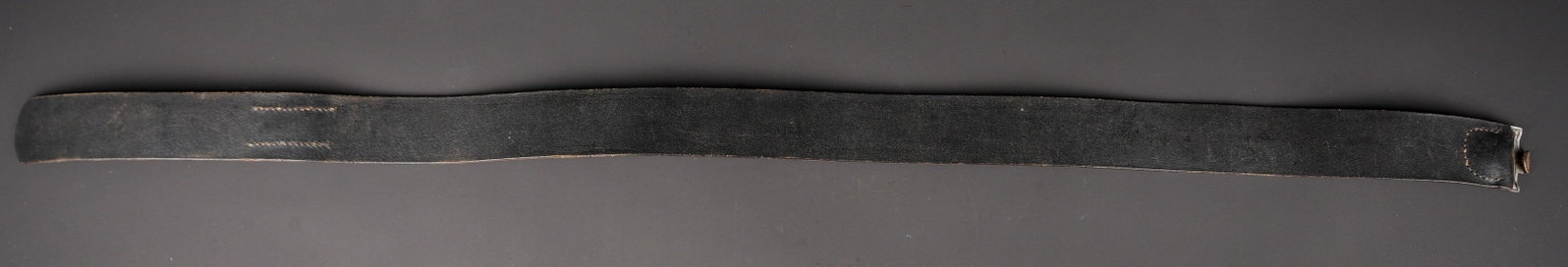 Cuir de ceinturon allemand. German belt leather.: Cuir de ceinturon allemand. En cuir noir. Bouclerie en metal. Patte de reglage complete. Marquages illisibles. Taille 100. A noter une certaine usure et patine de la piece. Etat II+. German belt