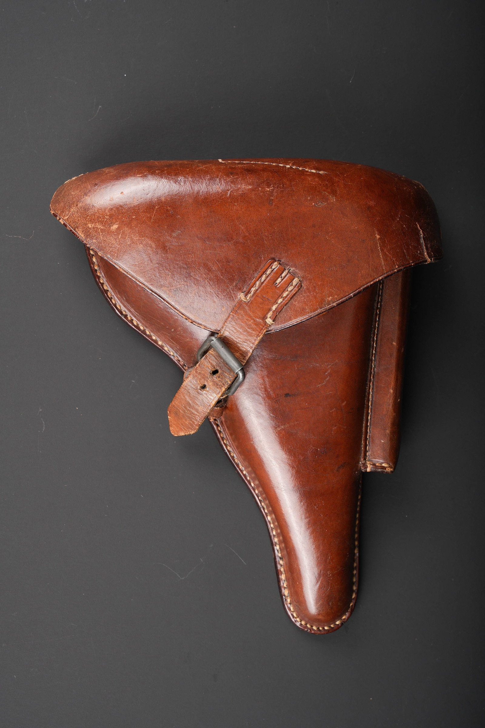 Holster de Pistole P08. German P08 pistol holster.: Holster de pistolet P08. En cuir marron. La sangle de fermeture est presente, ainsi que les deux passants de ceinturon au dos. Marquages sous le rabat BA XI. La cle de demontage est presente, mais san